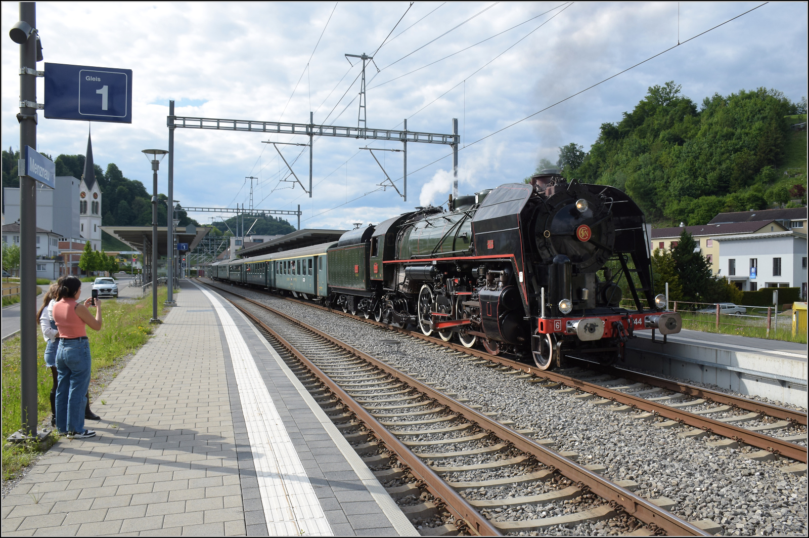 150 Jahre Emmentalbahn. 

141-R-1244 auf dem Rückweg von der grossen Emmentalrundfahrt anlässlich des Jubiläums. In Menznau ist eine Zugkreuzung angesagt, Zeit zum Aufholen und Mitfahren. Wie sich kurz drauf zeigte, die genau passende Unterbrechung. Mai 2025.

Immer wieder schön zu sehen ist auch Respekt Begeisterung, die überall der ungewöhnlichen Fuhre gezollt wurden.