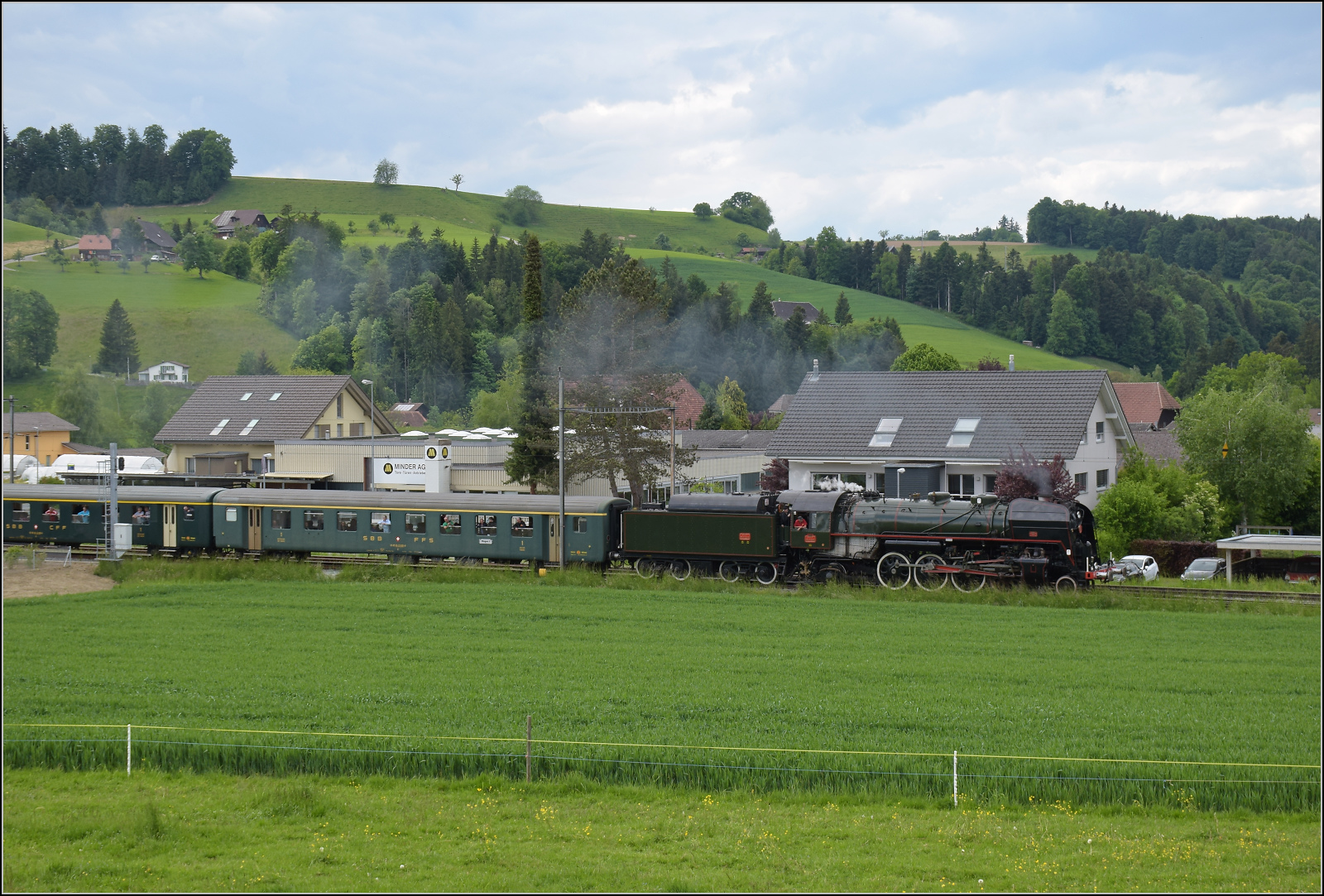 150 Jahre Emmentalbahn. 

141-R-1244 auf der RSHB-Strecke im Rahmen der grossen Emmentalrundfahrt zum Jubiläum. Huttwil bei der Landi, Mai 2025.
