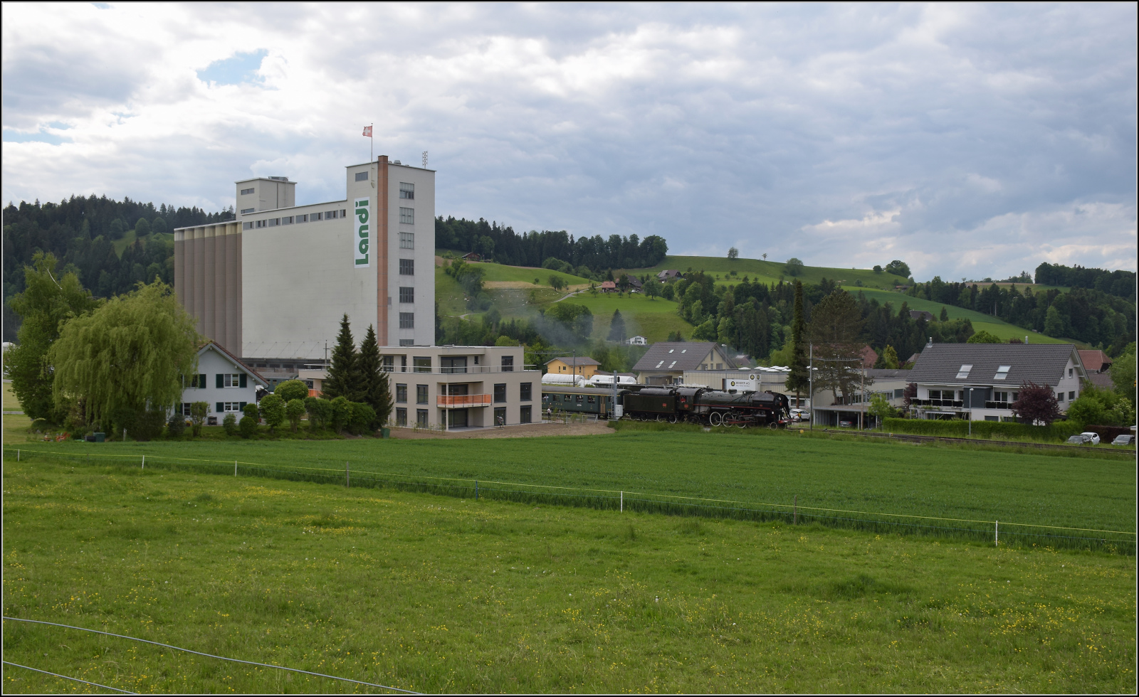 150 Jahre Emmentalbahn. 

141-R-1244 auf der RSHB-Strecke im Rahmen der grossen Emmentalrundfahrt zum Jubiläum. Huttwil bei der Landi, Mai 2025.