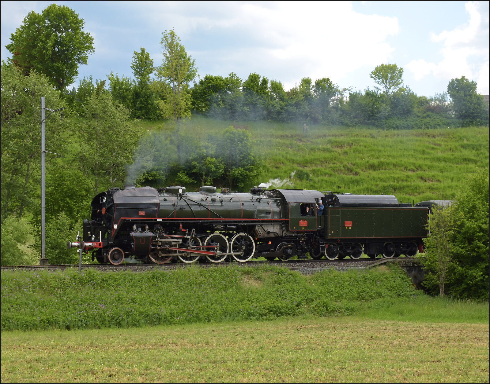 150 Jahre Emmentalbahn. 

141-R-1244 auf der RSHB-Strecke im Rahmen der grossen Emmentalrundfahrt zum Jubiläum. Dürrenroth Breite, Mai 2025.