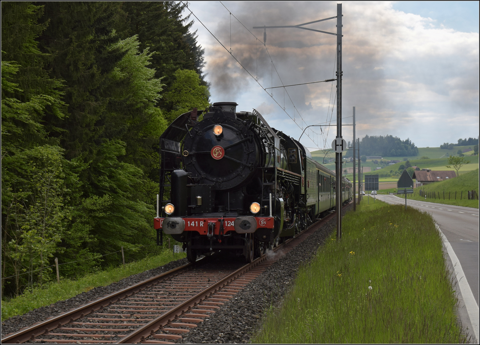150 Jahre Emmentalbahn. 

141-R-1244 auf der RSHB-Strecke im Rahmen der grossen Emmentalrundfahrt zum Jubiläum. An Rotwald bei Mussachen. Mai 2025.