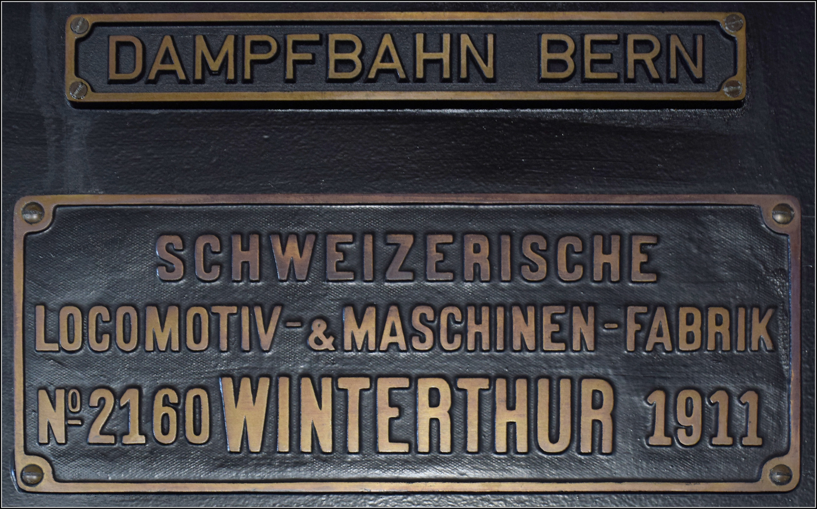 150 Jahre Emmentalbahn. 

Die grosse Dampflok der Solothurn-Münster-Bahn, Ec 4/5 11. Konolfingen, Mai 2025.

Diese 1911 von der SLM als Nr. 2160 gelieferte Lok ist im Wesentlichen die C 4/5 der SBB ohne Schlepptender. 