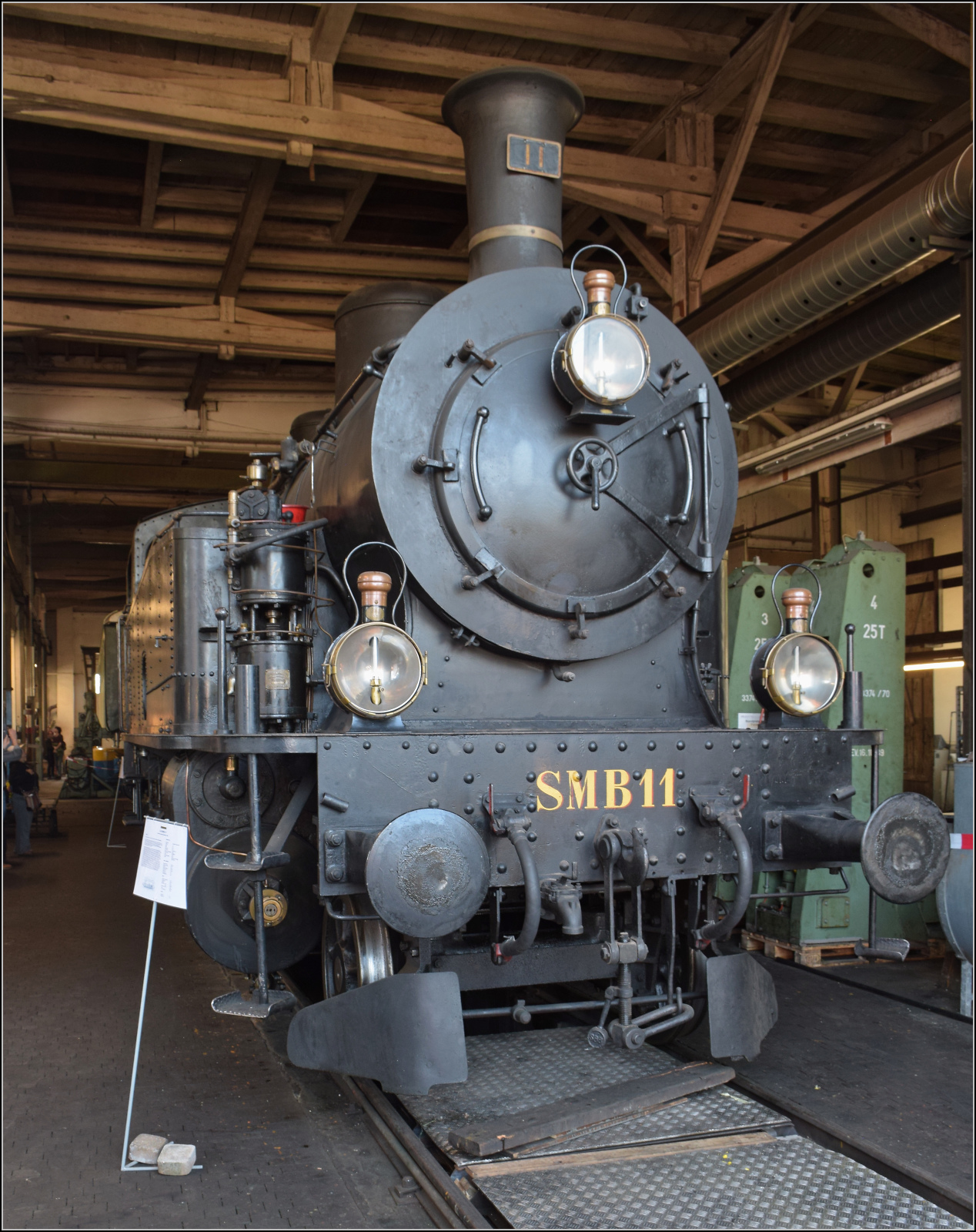 150 Jahre Emmentalbahn. 

Die grosse Dampflok der Solothurn-Münster-Bahn, Ec 4/5 11. Konolfingen, Mai 2025.

Diese 1911 von der SLM gelieferte Lok ist im Wesentlichen die C 4/5 der SBB ohne Schlepptender, blieb aber in dieser Ausführung ein Einzelstück. Bei der SMB war man sehr zufrieden mit den Leistungen der Lok auf ihrer steigungsreichen Strecke, sie beförderte knapp das doppelte Zuggewicht gegenüber der bisherigen Ed 3/4. Bereits nach 21 Jahren war mit der Elektrifizierung ihre Ära zu Ende. Bei der Umelektrifizierung der BTB und der Elektrifizierung der Emmentalbahn kam sie zuletzt zu größeren Einsätzen. Anschließend wurde sie wurde noch lange Zeit für Reservezwecke instand gehalten. Nach einigen  Jahren als Denkmal kam sie zur Dampfbahn Bern, wo ihr Erhalt gesichtert ist, selbst wenn sie momentan nicht betriebsbereit ist. 