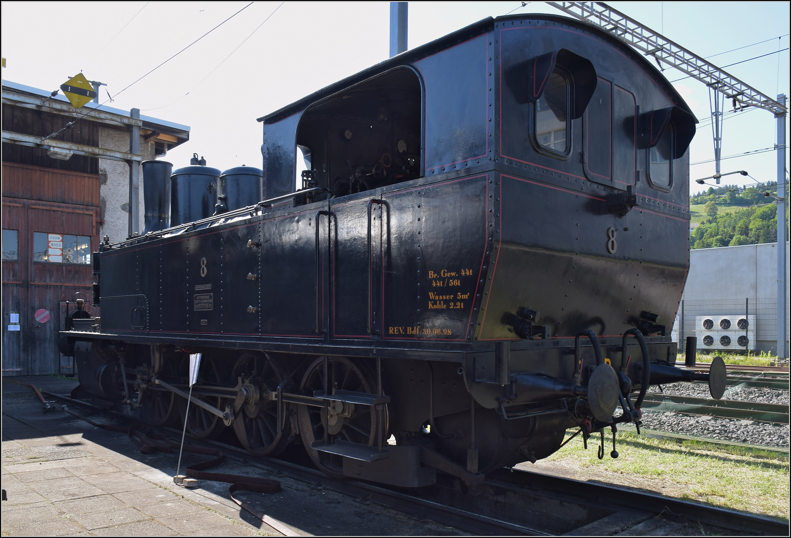 150 Jahre Emmentalbahn. 

Die grosse Dampflok der Emmentalbahn, Ed 4/5 8 war ein Nachzügler ihrer Bauart von 1899 und wurde erst 1914 geliefert, dafür gleich als Heissdampflok. Sie kam noch bei den Elektrifizierungsarbeiten der Emmentalbahn zum Einsatz und wurde anschließend bis 1965 als Reserve gepflegt. 1972 kam sie zur Dampfbahn Bern, wo sie leider seit 2007 nicht mehr in Betrieb ist. Konolfingen, Mai 2025.