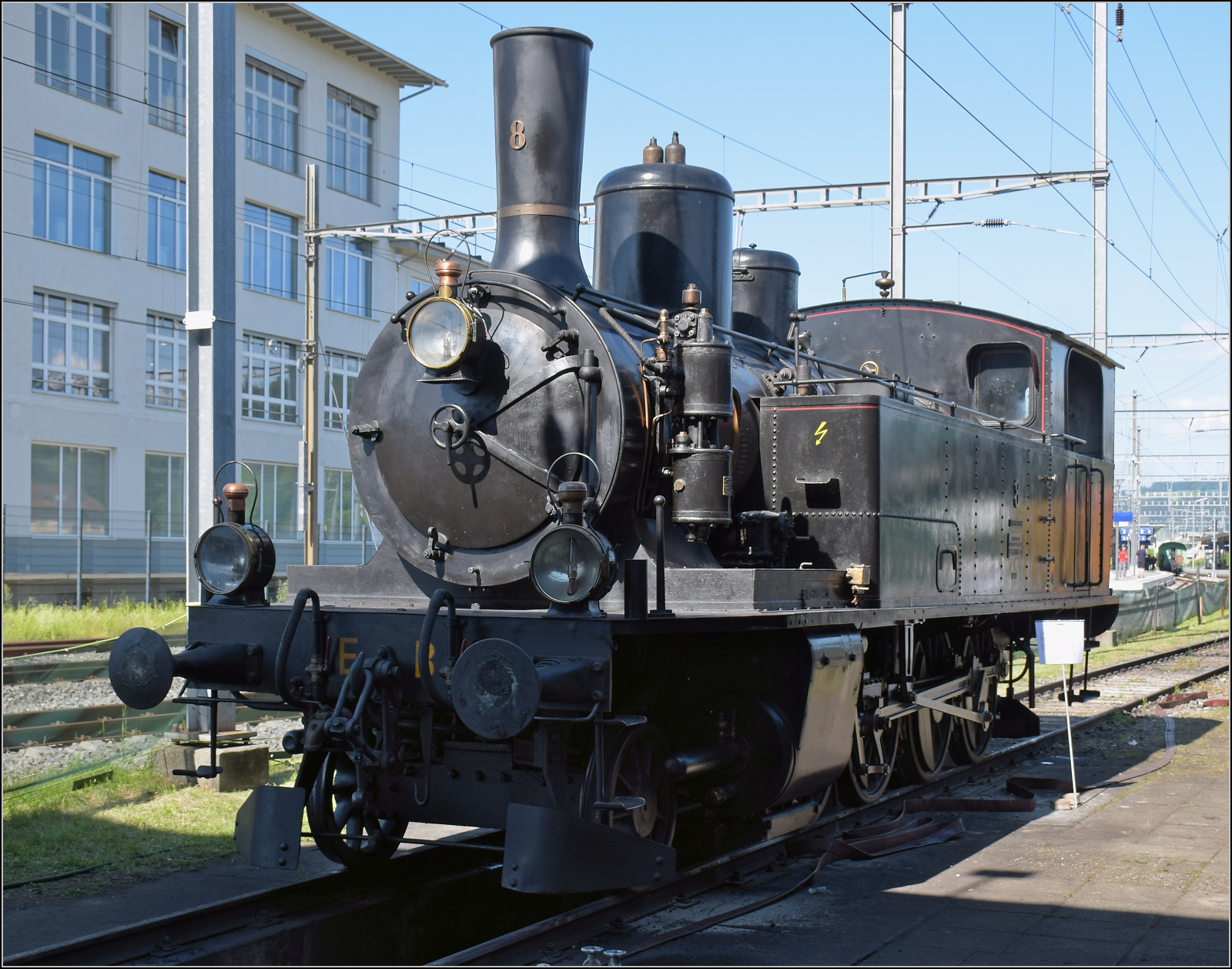 150 Jahre Emmentalbahn. 

Die grosse Dampflok der Emmentalbahn, Ed 4/5 8 war ein Nachzügler ihrer Bauart von 1899 und wurde erst 1914 geliefert, dafür gleich als Heissdampflok. Sie kam noch bei den Elektrifizierungsarbeiten der Emmentalbahn zum Einsatz und wurde anschließend bis 1965 als Reserve gepflegt. 1972 kam sie zur Dampfbahn Bern, wo sie leider seit 2007 nicht mehr in Betrieb ist. Konolfingen, Mai 2025.