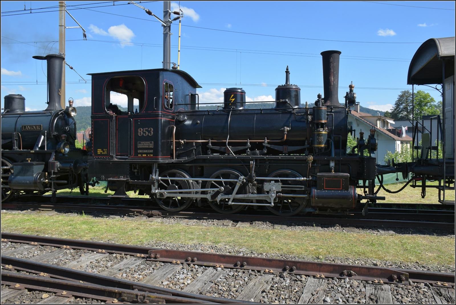 150 Jahre Emmentalbahn. 

Dieser C-Kuppler wurde fr die JBL gebaut, dieses Exemplar jedoch nicht mehr als 203 an die JBL sondern direkt als 853 an die JS ausgeliefert. Bei den Fahrten der 'Langnau' war die Lok als Blindenhund und Bremsenbedienerin mit dabei. Konolfingen, Mai 2025.