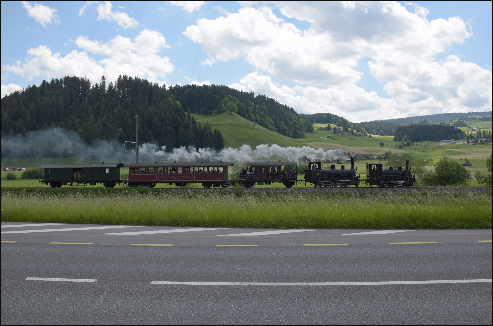 150 Jahre Emmentalbahn. 

E 3/3 853 der Jura-Simplon und Ed 3/3 3 'Langnau' der Emmentalbahn mit ihrem Sonderzug unterwegs auf der Bern-Luzern-Bahn. Lichterswil, Mai 2025.