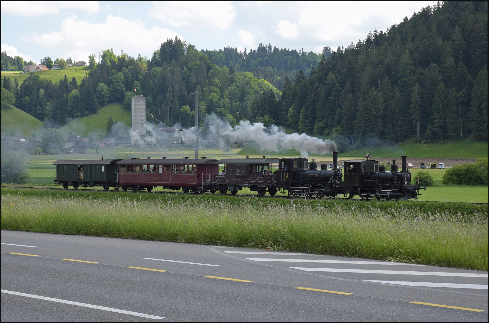 150 Jahre Emmentalbahn. 

E 3/3 853 der Jura-Simplon und Ed 3/3 3 'Langnau' der Emmentalbahn mit ihrem Sonderzug unterwegs auf der Bern-Luzern-Bahn. Lichterswil, Mai 2025.