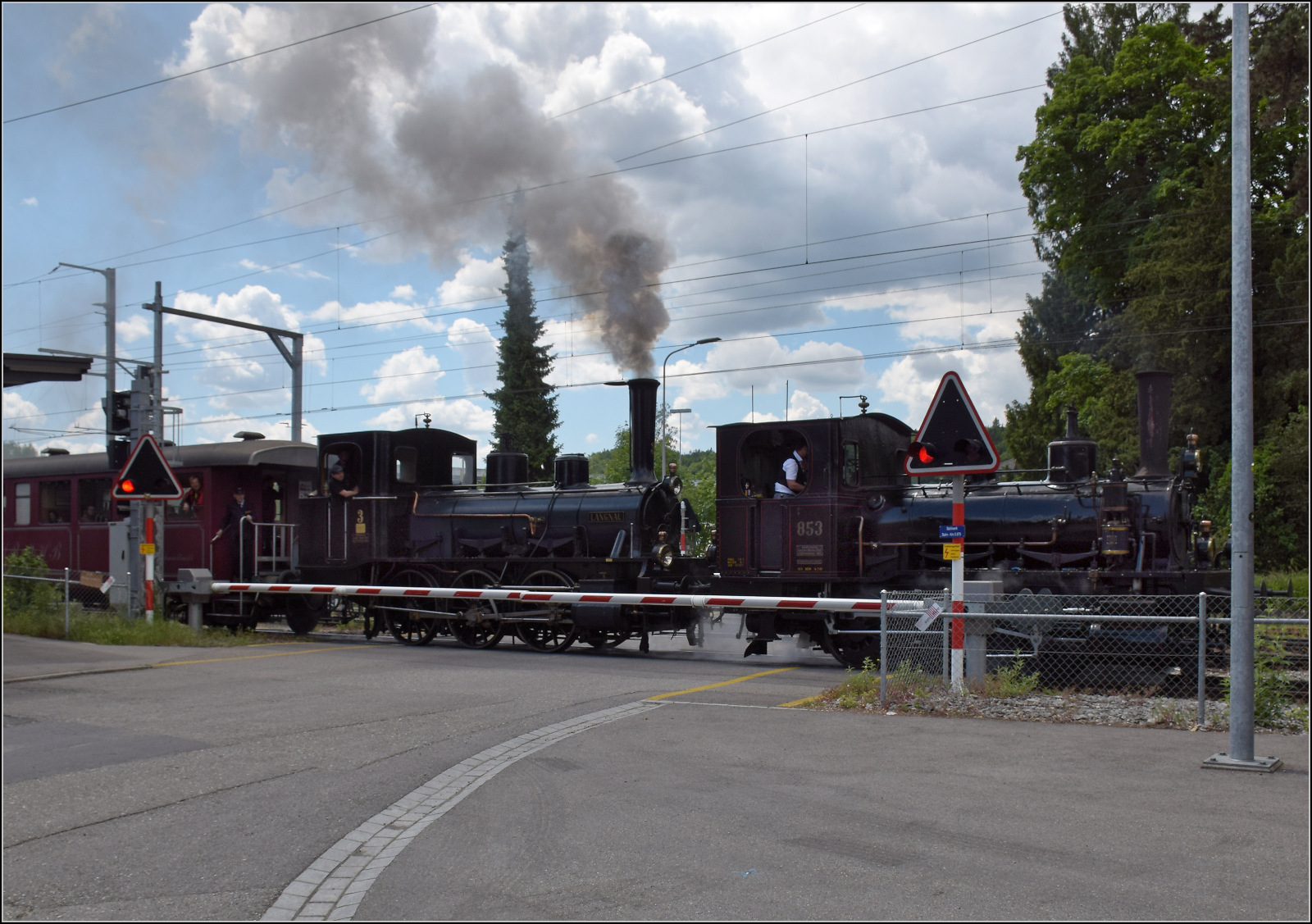 150 Jahre Emmentalbahn. 

E 3/3 853 der Jura-Simplon und Ed 3/3 3 'Langnau' der Emmentalbahn fahren mit ihrem Sonderzug durch Gerlafingen. Es ist die langjährige Wirkungsstätte der zweiten Lok, wo sie ihre zweite Aufgabe im Stahlwerk vor dem Schneidbrenner und ebendiesem Hochofen bis in die 1960er Jahre rettete. In der Zwischenzeit hatte sich der Direktor Dübi in die Lok verliebt und sorgte für Sonderfahrten und eine Aufarbeitung. So reichte es zur betriebsfähigen Konservierung im Verkehrsmuseum Luzern, das sie innert 60 Jahren erst zum zweiten Mal verlassen durfte. Mai 2025.
