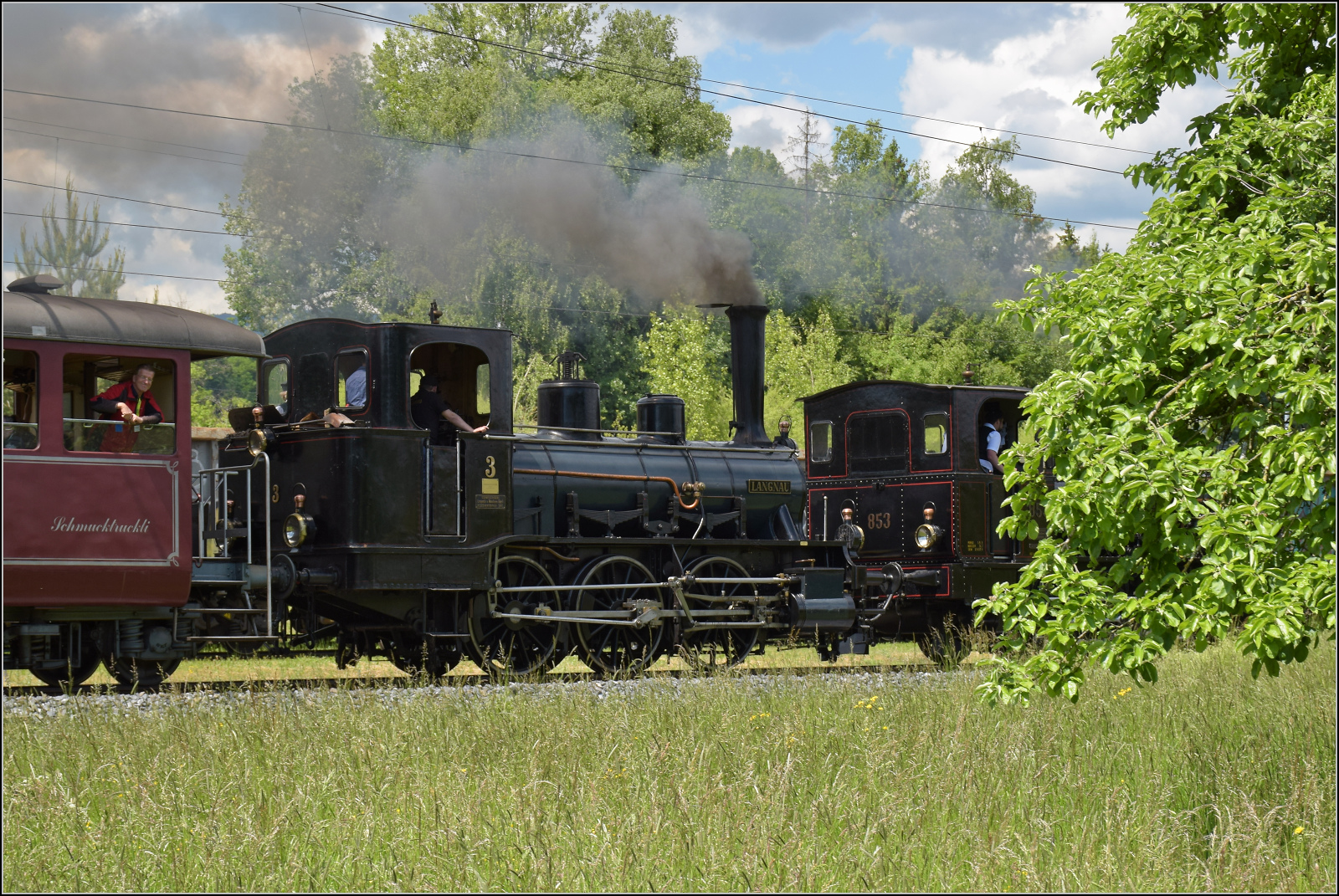 150 Jahre Emmentalbahn. 

E 3/3 853 der Jura-Simplon und Ed 3/3 3 'Langnau' der Emmentalbahn (im Bild) fahren mit ihrem Sonderzug durch einen Obstgarten in den Schwerindustriestandort Gerlafingen ein. Mai 2025.