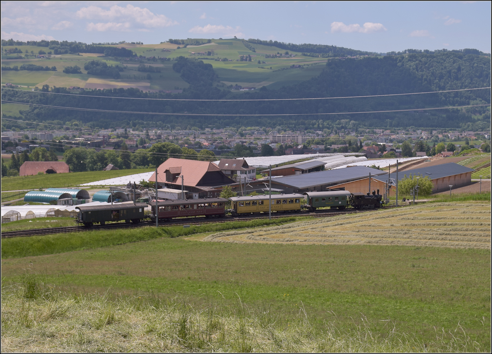 150 Jahre Emmentalbahn. 

Ed 3/4 51 der Bern-Schwarzenburg-Bahn mit einem Sonderzug nach Worb überraschte durchaus. Die Weite der Landschaft ist durchaus ein Foto im sehr ungünstigen Gegenlicht wert. Tägertschi, Mai 2025.