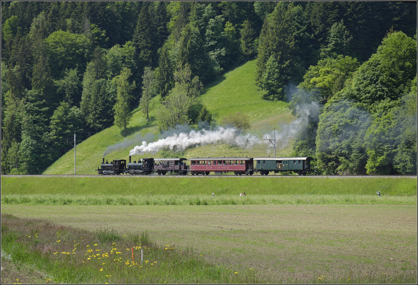 150 Jahre Emmentalbahn. 

Fotogene Vorbeifahrt von E 3/3 853 der Jura-Simplon und Ed 3/3 3 'Langnau' der Emmentalbahn mit ihrem Sonderzug auf der Bern-Luzern-Bahn. Emmenmatt Ried, Mai 2025.