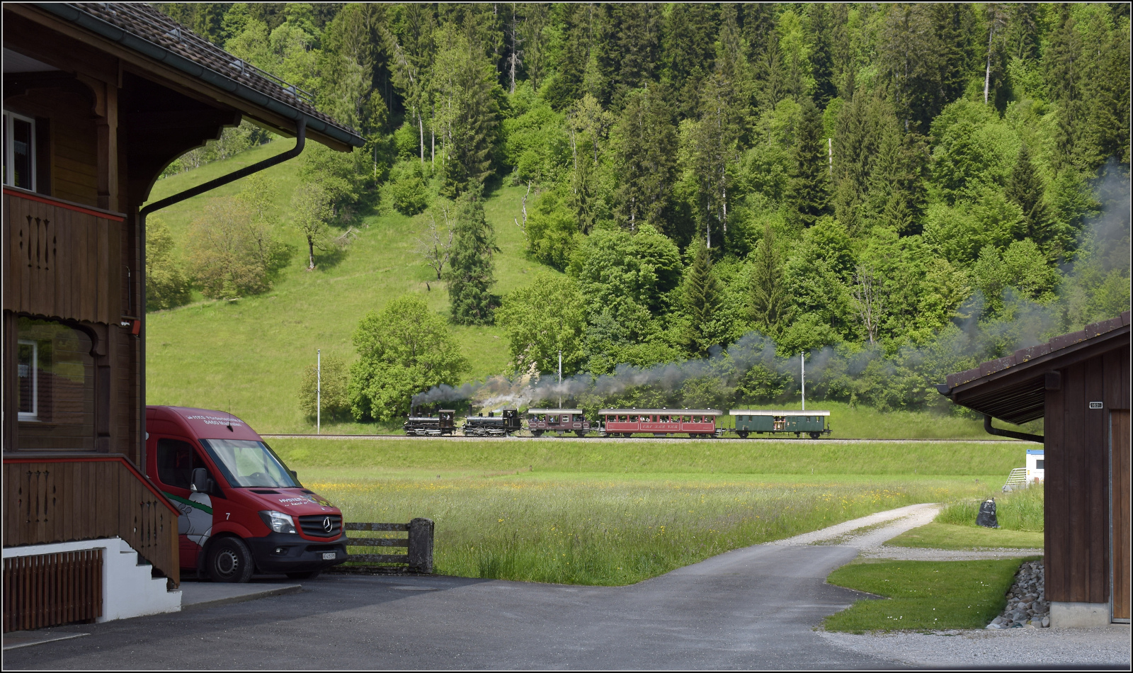 150 Jahre Emmentalbahn. 

Fotogene Vorbeifahrt von E 3/3 853 der Jura-Simplon und Ed 3/3 3 'Langnau' der Emmentalbahn mit ihrem Sonderzug auf der Bern-Luzern-Bahn. Emmenmatt Ried, Mai 2025.