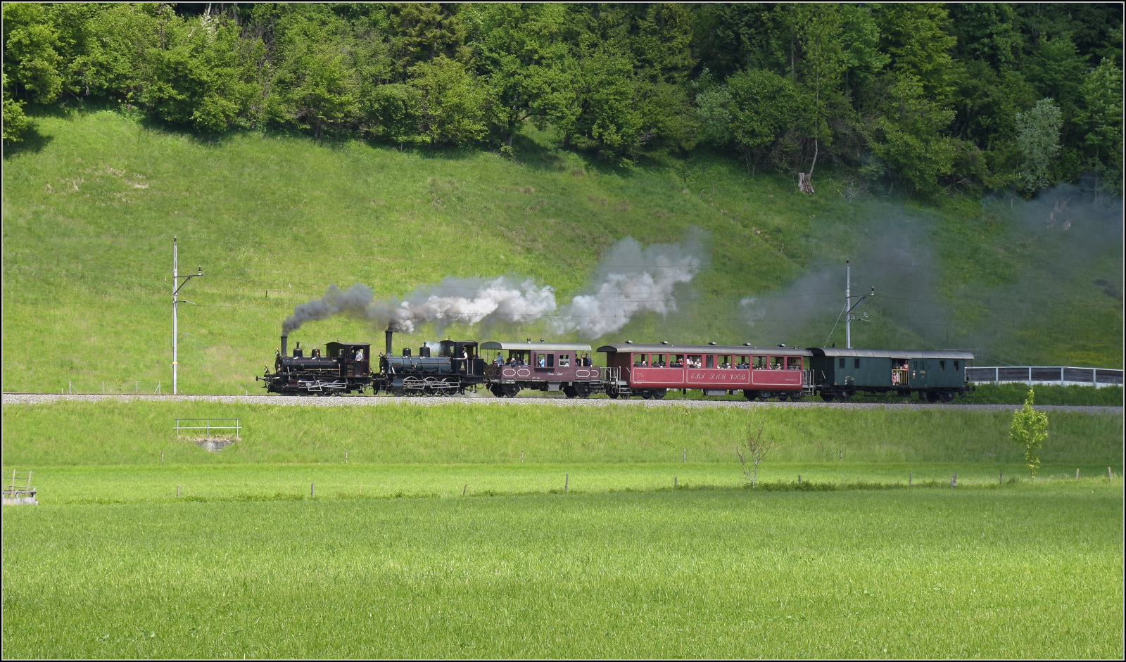 150 Jahre Emmentalbahn. 

Fotogene Vorbeifahrt von E 3/3 853 der Jura-Simplon und Ed 3/3 3 'Langnau' der Emmentalbahn mit ihrem Sonderzug auf der Bern-Luzern-Bahn. Der Star des Fests war immer als zweite Lok eingereiht. Emmenmatt Ried, Mai 2025.
