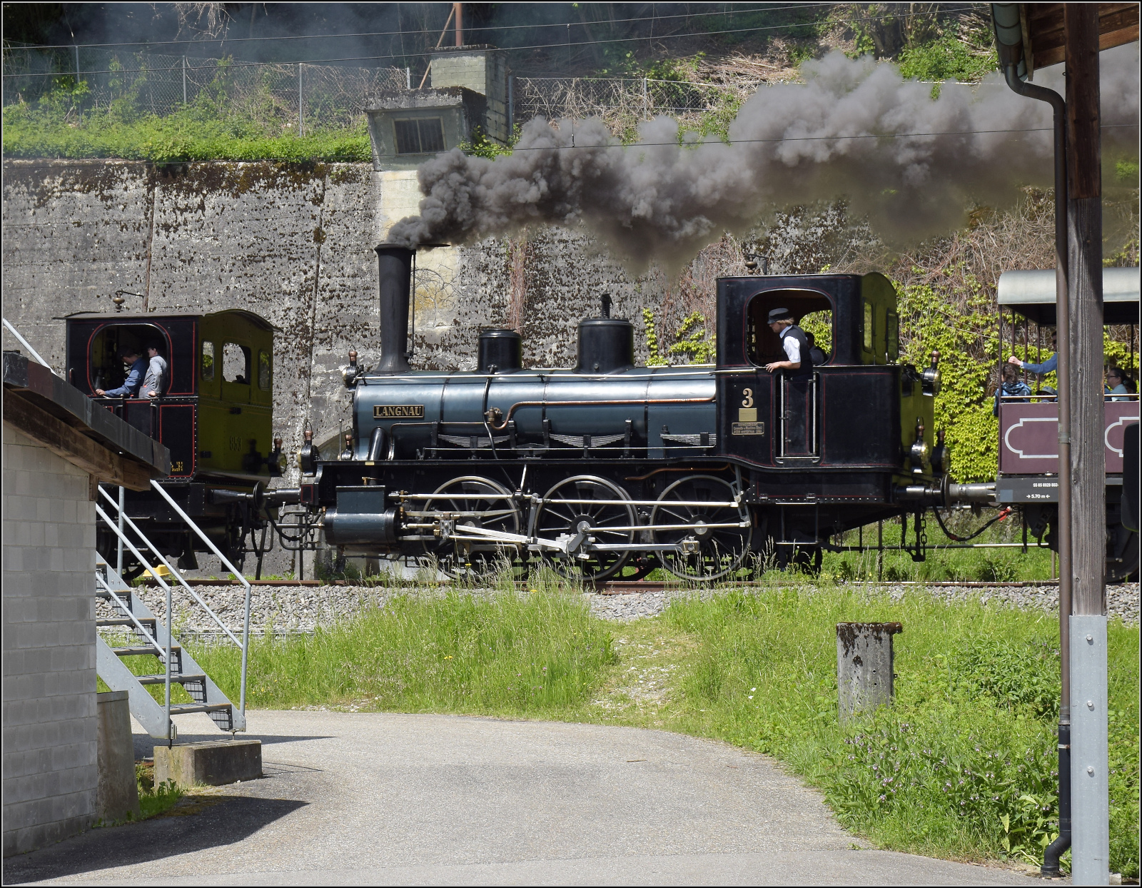 150 Jahre Emmentalbahn. 

Fotogene Vorbeifahrt Ed 3/3 3 'Langnau' der Emmentalbahn mit ihrem Sonderzug auf der Bern-Luzern-Bahn. Wegen einer fehlenden Bremseinrichtung wurde die lteste Teilnehmerin am Fest grundstzlich in die zweite Reihe verbannt, daher wollte ich mit diesem Bild den Fokus ein wenig nach hinten verschieben. Emmenmatt, Mai 2025.