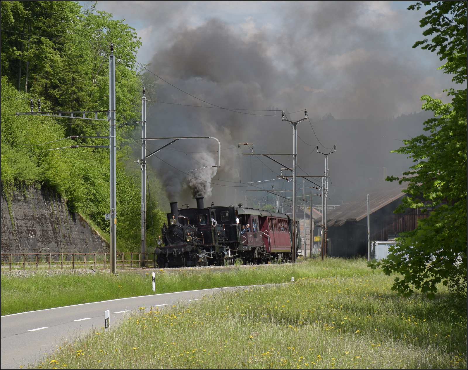 150 Jahre Emmentalbahn. 

Fotogene Vorbeifahrt von E 3/3 853 der Jura-Simplon und Ed 3/3 3 'Langnau' der Emmentalbahn mit ihrem Sonderzug auf der Bern-Luzern-Bahn. Emmenmatt, Mai 2025.