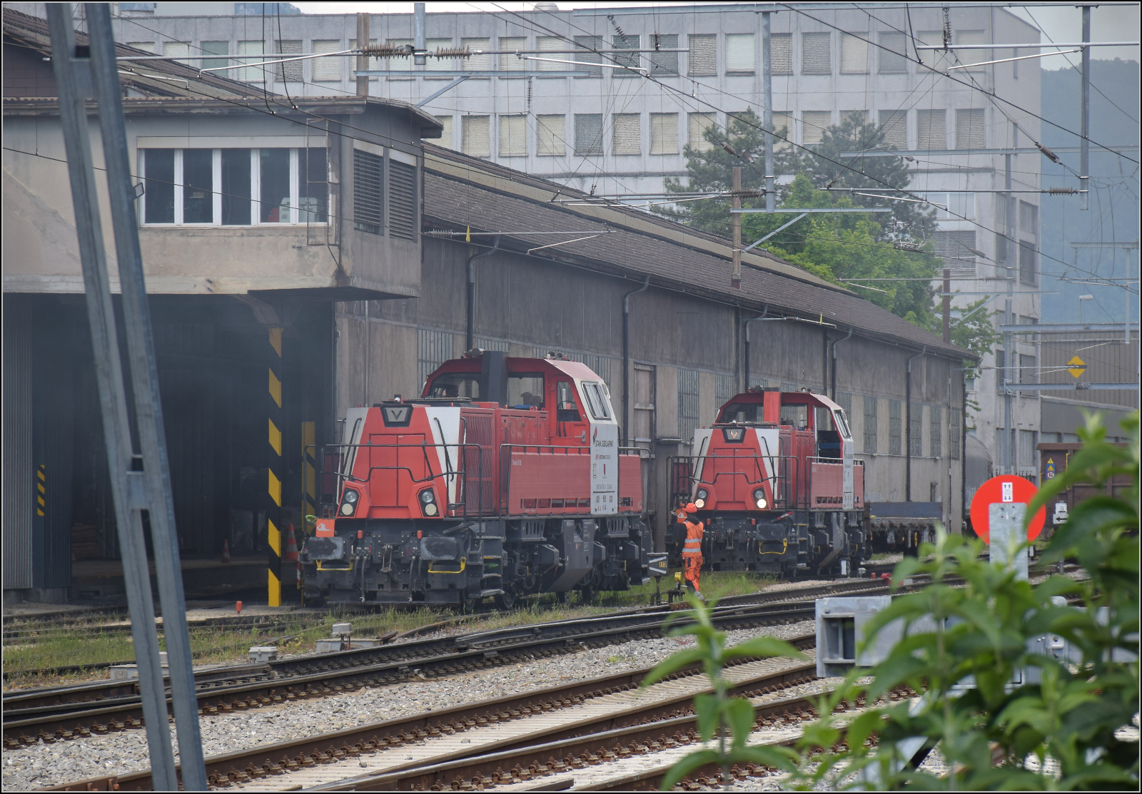 150  Jahre Emmentalbahn.

Angesichts der offensichtichen Freude am Jubiläumsfest der Emmentalbahn ist zu vermuten, dass die beiden Gravitas Em 847 004 und Em 847 005 nicht ganz zufällig vor dem Stahlwerk Spalier standen, um die Werks-Veteranin zu salutieren. Gerlafingen, Mai 2025.