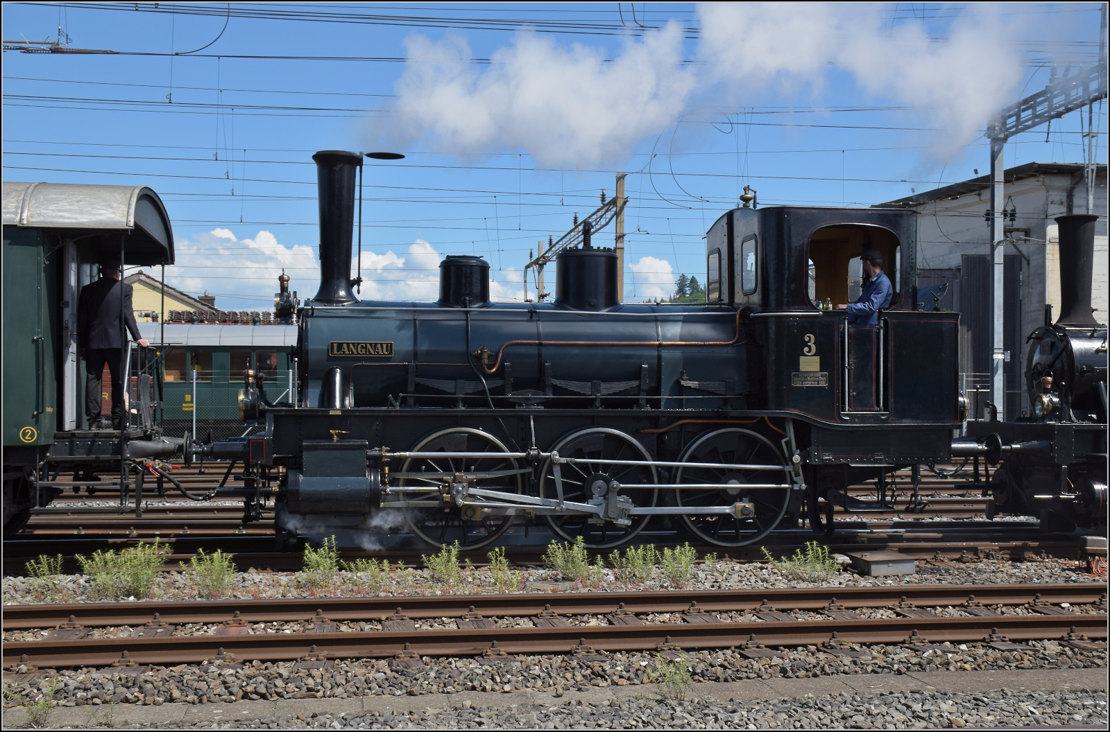150 Jahre Emmentalbahn.

E 3/3 853 der Jura-Simplon und Ed 3/3 3 'Langnau' der Emmentalbahn (im Bild) rangieren im Bahnhof Burgdorf den Sonderzug in die Abstellgruppe. Mai 2025.
