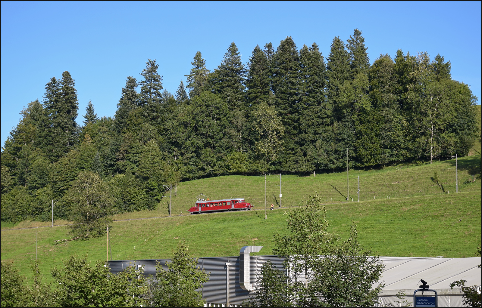 150 Jahre Tösstalbahn.

Der Rote Pfeil aus Balsthal durfte beim Jubiläum mitfeiern. Nach dem Aussendienst auf der Kempttalbahn ging es für RCe 2/4 607 zur Übernachtung nach Bauma. Hier auf der Rampe in Bauma. September 2025.