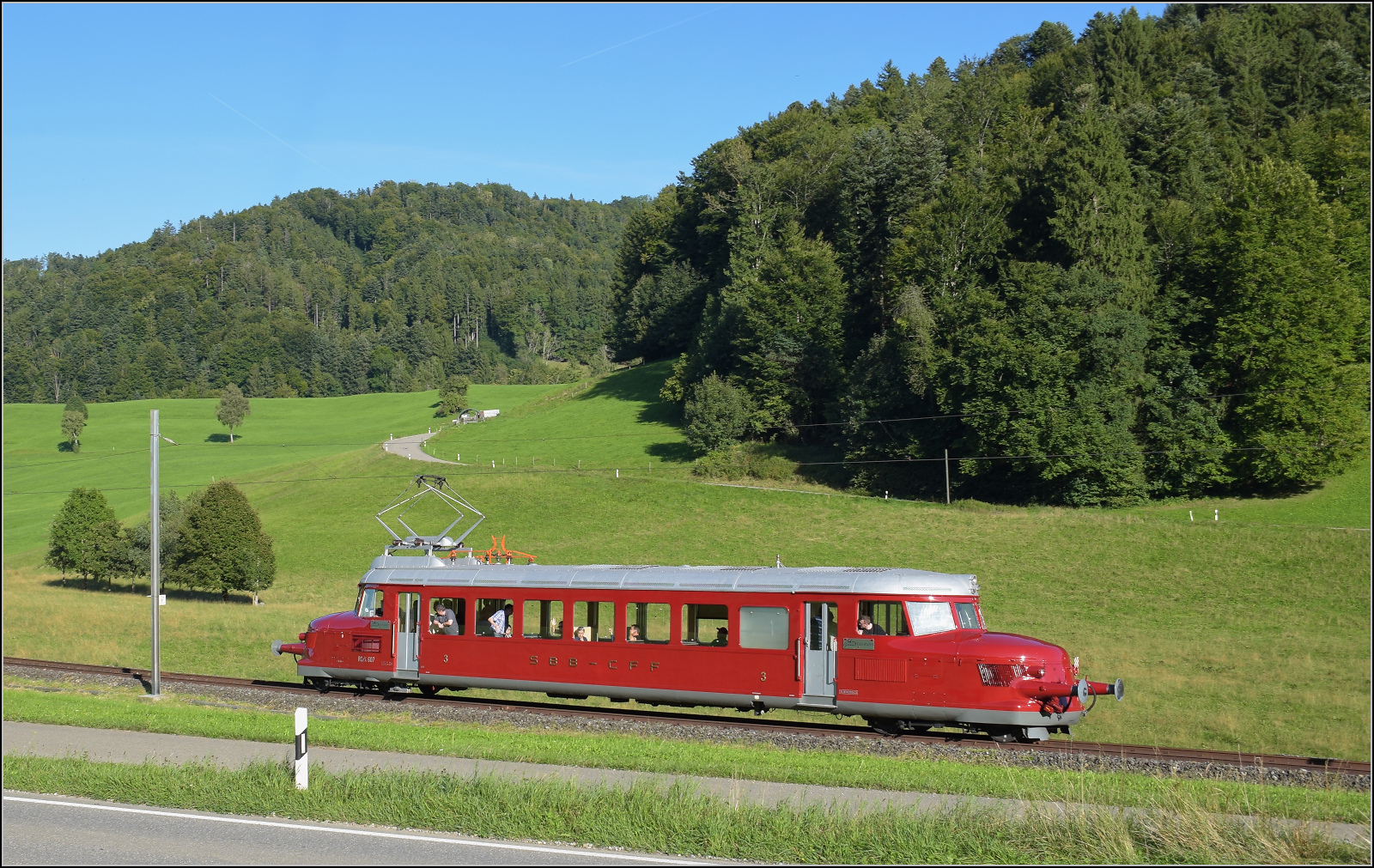 150 Jahre Tösstalbahn.

Der Rote Pfeil aus Balsthal durfte beim Jubiläum mitfeiern. Nach dem Aussendienst auf der Kempttalbahn ging es für RCe 2/4 607 zur Übernachtung nach Bauma. Hier bei Bussenthal. September 2025.