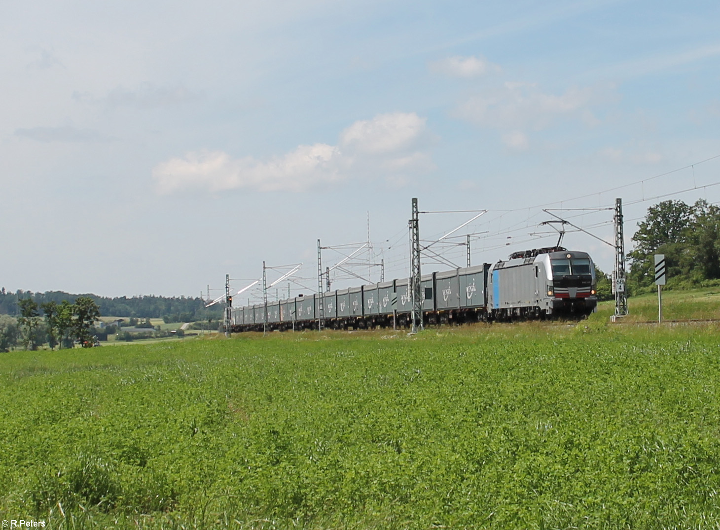193 133 zieht ein Ganzzug Container bei Oberdachstetten in Richtung Süden. 08.06.24