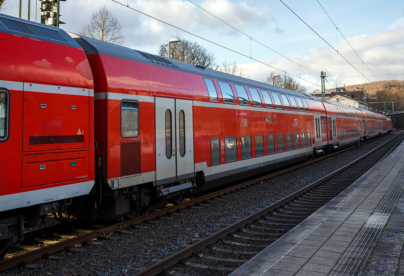 2. Klasse klimatisierter Doppelstock-Reisezugwagen (Hocheinstiegs-Dosto) D-DB 50 80 26-75 051-5 der Gattung DBpza 753.5, vom rsx - Rhein-Sieg-Express der DB Regio NRW, am 17.01.2023 im Zugverband vom RE 9 im Bahnhof Kirchen (Sieg). 

Der Wagen wurde 1999 von der Deutsche Waggonbau AG (DWA) in Görlitz gebaut.

TECHNISCHE DATEN: 
Gattung/Bauart: DBpza 753.5,
Spurweite: 1.435 mm
Anzahl der Achsen: 4
Länge über Puffer: 26.800 mm
Wagenkastenlänge: 26 400 mm
Wagenkastenbreite: 2.784 mm
Höhe über Schienenoberkante: 4.631 mm
Drehzapfenabstand: 20.000 mm
Achsstand im Drehgestell: 2 500 mm
Drehgestellbauart:  Görlitz VIII
Leergewicht:  49 t
Höchstgeschwindigkeit: 160 km/h 
Sitzplätze: 139in der 2. Klasse
Toiletten: 1, geschlossenes System
Einstieg: Hoch
Bremse: KE-R-A-Mg (D)
Bemerkung : 1 Mehrzweckabteil; eingeschränkt dieselloktauglich