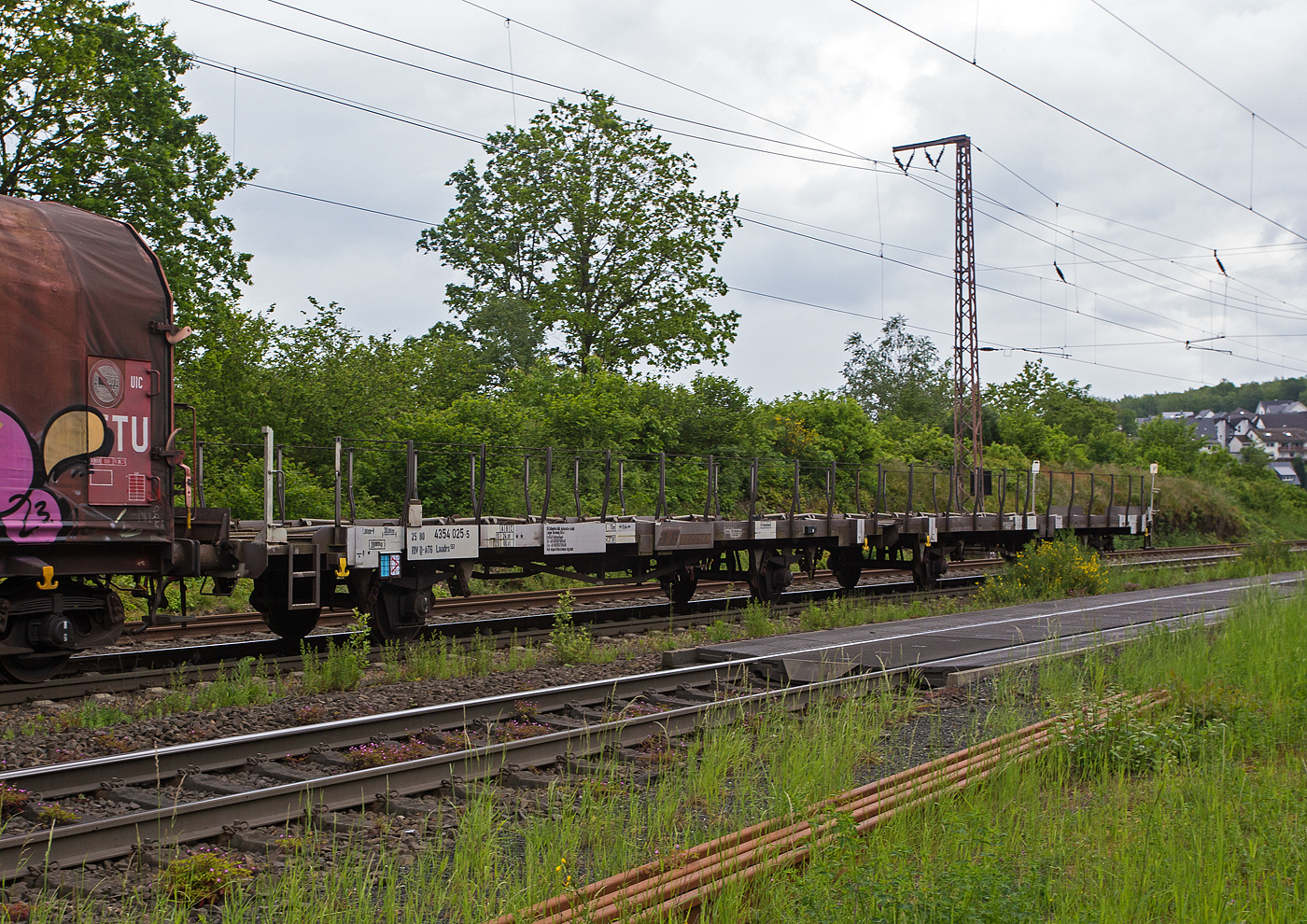 2 x 2 achsiger leere offener Autotransportwaggoneinheit 25 80 4354 025-5 D-ATG der Gattung Laadrs 557 der DB Cargo Logistics GmbH (ex ATG Autotransportlogistic GmbH) am 22 Mai 2024 im Zugverband bei der Zugdurchfahrt in Rudersdorf (Kreis Siegen).

Diese Wageneinheiten verfügen nur über eine Ladeebene und sind speziell für den europaweiten Transport von hohen Fahrzeugen wie beispielsweise Kleintransportern oder leichten Nutzfahrzeugen vorgesehen. Je nach Bauart können die Wagen mit 5 bis 6 Fahrzeugen beladen werden. Zur Ladungssicherung befinden sich auf der Ladeebene 48 Radvorleger. Diese Wagen wurden ab 1985 als Leks 558 gebaut und 1996 zu diesen Laadrs 557 umgebaut.

TECHNISCHE DATEN:
Gattung: Laadrs 557
Spurweite: 1.435 mm (Normalspur)
Anzahl der Achsen: 4 (2 x 2)
Länge über Puffer : 31.000 mm
Ladelänge : 30.000 mm
Höhe der Ladefläche über SOK: 1.165 mm
Achsabstände: 9.000 / 6.240 / 9.000 mm
Höchstgeschwindigkeit: 100 km/h (beladen) / 120 km/h (leer)
Eigengewicht: 28.000 kg
Nutzlast: 24,0  t ab Streckenklasse A 
Zulässige Radlast der Ladung (Transporter): 800 kg
Kleinster befahrbarer Gleisbogenhalbmesser: R =75 m
Bremse: KE-GP-A (LL)
Intern. Verwendungsfähigkeit: RIV
