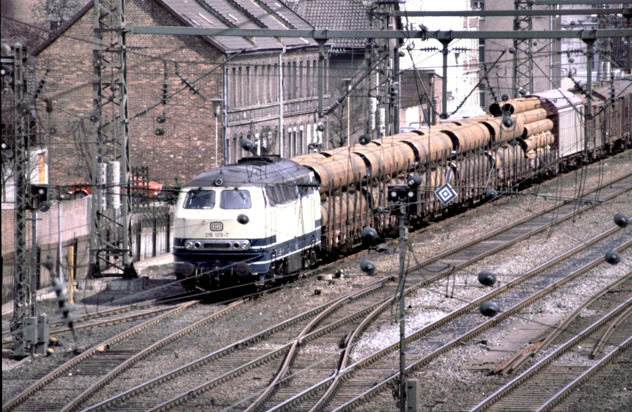 216 129-7 mit Güterzug in Peine im Mai 1979.