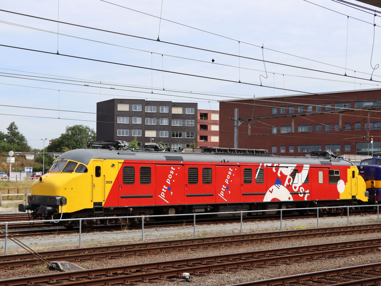 2454 Crew Museum. Triebwagen Motorpost 3029 Baujahr 1965. Bahnhof Amersfoort Centraal  02-08-2022.

2454 Crew museum motorpost 3029 bouwjaar 1965. Station Amersfoort Centraal  02-08-2022.