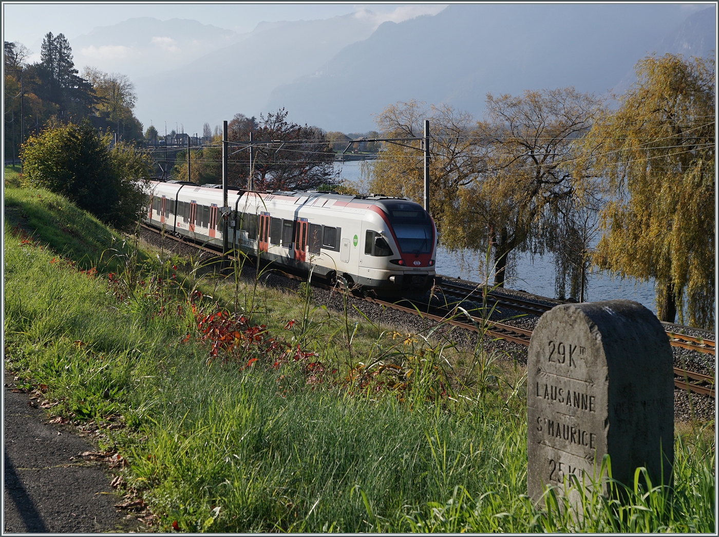 25 km von St-Maurice bzw. 29 km von Lausanne entfernt ist der SBB RABe 511 114 und ein weiterer kurz nach dem Château de Chillon unterwegs. 

14. November 2024