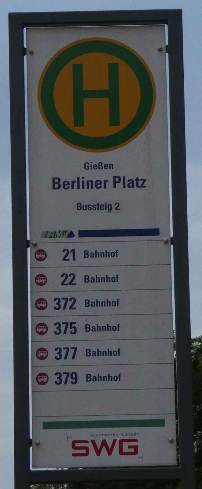 (274'830) - SWG-Haltestellenschild - Giessen, Berliner Platz - am 7. Mai 2025