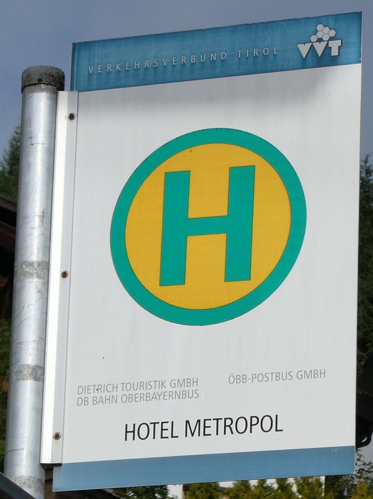 (280'429) - DIETRICH TOURISTIK/DB/BB-POSTBUS-Haltestellenschild - Seefeld, Hotel Metropol - am 16. September 2025 