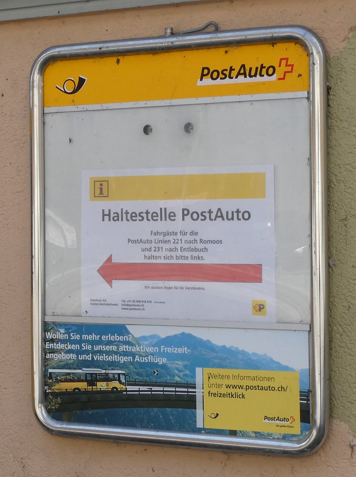 (285'692) - Pfeil zur Haltestelle PostAuto am 23. M�rz 2026 beim Bahnhof Wolhusen