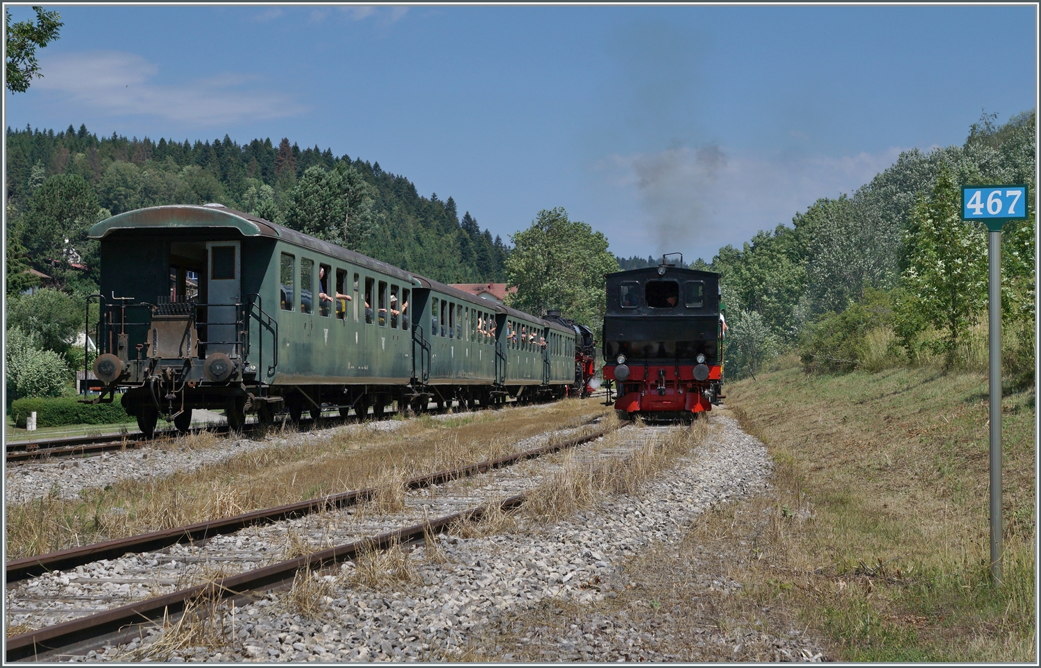30 ANS CONI'FER /30 Jahre Coni'Fer - Mitten im Jura, auf gut 1000 müM, 467 km von Paris (und ca 400 von Milano) entfernt kreuzen sich in der kleinen Landstation Le Touillon zwei Züge. Die Höhenlage mit strengen Wintern und eine durchs Gelände ungünstige Kurven- und steigungsreiche Trassierung waren schlechte Voraussetzungen für eine effizienten Betriebe der Strecke Vallorbe - Pontarlier, weshalb man sich zum Bau des Mont-d'or Tunnels entschloss, der 1915 eröffnet wurde und der Strecke Vallorbe - Pontarlier zur Nebenbahn degradierte. Wie gut, dass die Coni'Fer 1992 die Initiative ergriff, hier wieder Züge verkehren zu lassen, was seit 1993 auch wieder möglich ist. Das Bild zeigt soweit ersichtlich die 52 8163-9 mit vier vierachsigen Plattform Wagen Bi 4 (ex Seetal/EBT?) auf der Fahrt nach Fontaine Ronde und den Gegenzug mit der E 3/3 N° 5  Rhone  (SLM 1915/ Fabriknummer 2538) in Le Touillon.

15. Juli 2023