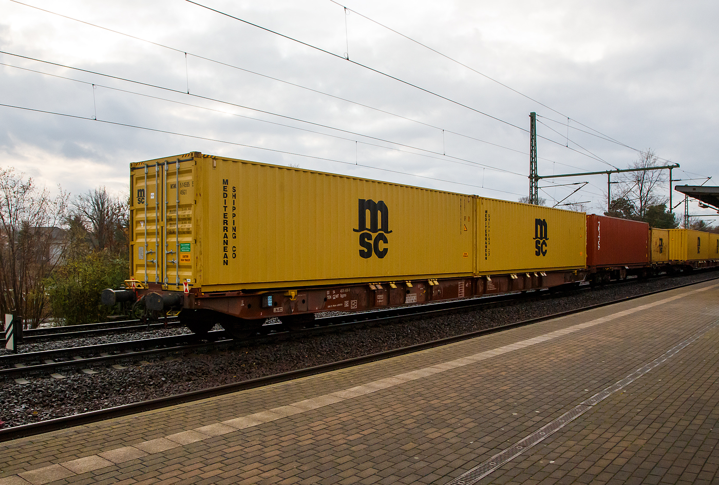 4-achsiger Drehgestell-Containertragwagen 33 54 4576 488-9 CZ-MT, der Gattung Sggnss 80ft (Sggnss-XL), der METRANS Rail s.r.o. (Prag / Praha), am 07.12.2022 im Zugverband, beladen mit zwei 40ft-Containern bei einer Zugdurchfahrt in Dresden-Strehlen.

Mit dem Containertragwagen der Bauart Sggnss 80´ ist es erstmals möglich Container mit einer Gesamtlänge von 80 Fuß auf einem vierachsigen Drehgestellwagen zu transportieren. Der Wagen hat eine Länge von 25.940 mm und wird von Tatravagonka und Greenbrier Europe gefertigt. Aktuell werden die Sggnss 80´ u.a. bei Metrans, VTG, Boxxpress, RailCargoAustria, SETG, GATX und der StlB eingesetzt.

Die METRANS ist ein 100 %-iges Tochterunternehmen der Hamburger Hafen und Logistik AG (HHLA). Sie ist Marktführer für Containertransporte im Seehafenhinterlandverkehr mit Mittel-, Ost- und Südosteuropa. Eigene Inland-Terminals, spezielle Loks  und umweltfreundliche Containertragwagen ermöglichen flexible, qualitativ hochwertige Angebote.

TECHNISCHE DATEN:
Spurweite: 1 435 mm
Anzahl der Achsen: 4 in zwei Drehgestellen
Länge über Puffer: 25.940 mm
Drehzapfenabstand: 19.300 mm
Achsabstand im Drehgestell: 1.800mm
Laufraddurchmesser: 920 mm (neu)
Drehgestelltyp: 	Y25Ls1-K
Ladelänge : 24 700 mm  (z.B. 2 x 40’ ISO Container)
Höhe der Ladeebene über SOK: 1.155 mm
Höchstgeschwindigkeit: 100 km/h (Lastgrenze SS und leer 120 km/h)
Max. Zuladung bei Lastgrenze S: 68,5 t (ab Streckenklasse D)
Max. Zuladung bei Lastgrenze SS: 58,5 t (ab Streckenklasse C)
Eigengewicht: 21.500 kg
Kleinster bef. Gleisbogenradius: R 75 m
Bauart der Bremse: KE-GP-A (K)
Bremssohle: Jurid 816M
Intern. Verwendungsfähigkeit: TEN-GE

