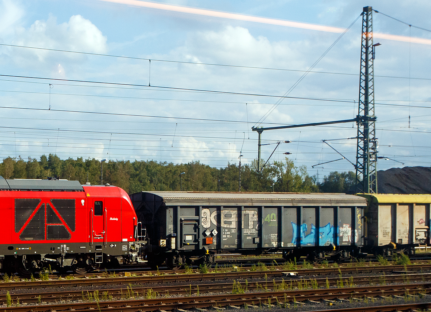 4-achsiger Drehgestell-Hochbordwagen (Kastenwagen) mit stabilen Stahl-Schwenkdach (und nicht wie oft �blich mit Planen-Rolldach), 37 80 0806 162-4 D-ORME, der Gattung Tamns 254 (Bauart 254), der On Rail Gesellschaft f�r Eisenbahnausr�stung und Zubeh�r mbH (Mettmann), steht am 01 September 2026 eingereiht in einem G�terzug hinter der Siemens Vectron DM 249 008-4 „Hedwig“ im G�terbahnhof Stolberg (Rheinland). Laut Gefahrguttafel 90 / 3077 handelt es sich beim Ladegut der Wagen um „Umweltgef�hrdender Stoff, fest, n.a.g.“ (wobei n.a.g. f�r „nicht anderweitig genannt“ steht). Aufnahme aus einem ICE heraus.

Besondere Merkmale:
Pneumatisches Dach: Das stabilen Stahl-Schwenkdach l�sst sich in L�ngsrichtung pneumatisch (per Knopfdruck oder Druckluft) �ffnen und schlie�en. Das Schwenkdach l�sst sich seitlich aufklappen und gibt die volle �ffnungsbreite frei, was den Be- und Entladevorgang an den Stationen stark beschleunigt. Bei diesen Wagen gibt es dank der neuen Dachkonstruktion keine hohen Ausfallquoten mehr, denn die klassische Schwachstelle anderer Tamns-Wagen, die Plane, ist weggefallen.

Das Untergestell und der Wagenkasten sind Schwei�konstruktionen in Stahlbauweise unter Verwendung von Profilen, geschwei�ten Tr�gern und abgekanteten Blechen. In jeder Seitenwand ist eine einfl�gelige Dreht�r zum Begehen des Wagens integriert. Der Wagen hat einen 6 mm dicken Stahlfu�boden aus „Hardox 450“, ein verschlei�festest Blech. 

TECHNISCHE DATEN:
Spurweite: 1.435 mm (Normalspur)
L�nge �ber Puffer: 14.040 mm
Drehzapfenabstand: 9.000 mm
Achsabstand im Drehgestell: 1.800 mm
Eigengewicht: ca. 24.000 kg
Maximales Ladegewicht: 66,0 t ab Streckenklasse D
H�chstgeschwindigkeit: 100 km/h (beladen) / 120 km/h (leer) 
Kleinster befahrbarer Radius: 60 m
Ladefl�che: 35,5 m�
Laderaum: 72,0 m�
Ladel�nge: 12.772 mm
Ladebreite: 2.780 mm
Bauart der Bremse: KE-GP-A (LL)
Intern. Verwendungsf�higkeit: TEN-GE
Besonderheiten: Dachmechanismus pneumatisch, Wagenkasten verst�rkt, je Wagenseite diagonal versetzt eine einflügelige Reinigungsluke, Bodenblech 6mm Hardox 450, pneumatisch zu bet�tigendes Dach in Wagenl�ngsrichtung 2-geteilt und jeweils zur Seite schwenkbar