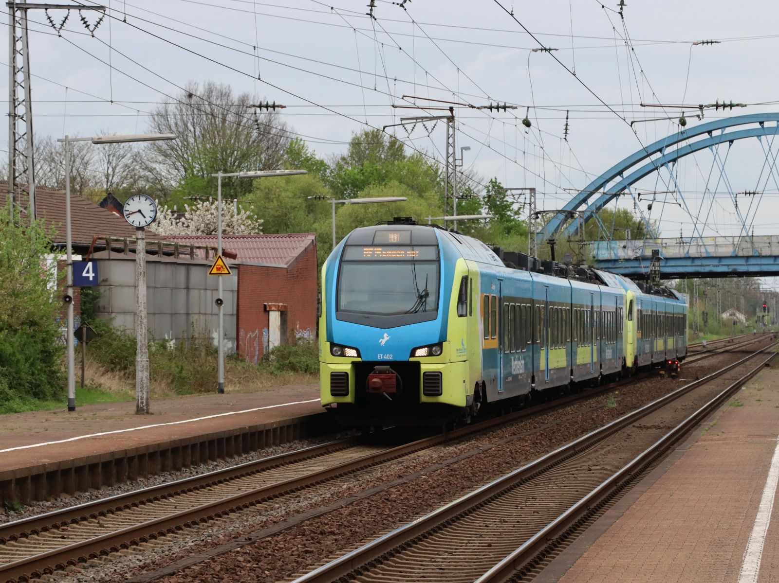Abellio Westfalenbahn Triebzug ET 402 und ET 412 Gleis 4 Bahnhof Salzbergen 17-04-2025.

Abellio Westfalenbahn treinstel ET 402 en ET 412 spoor 4 station Salzbergen 17-04-2025.