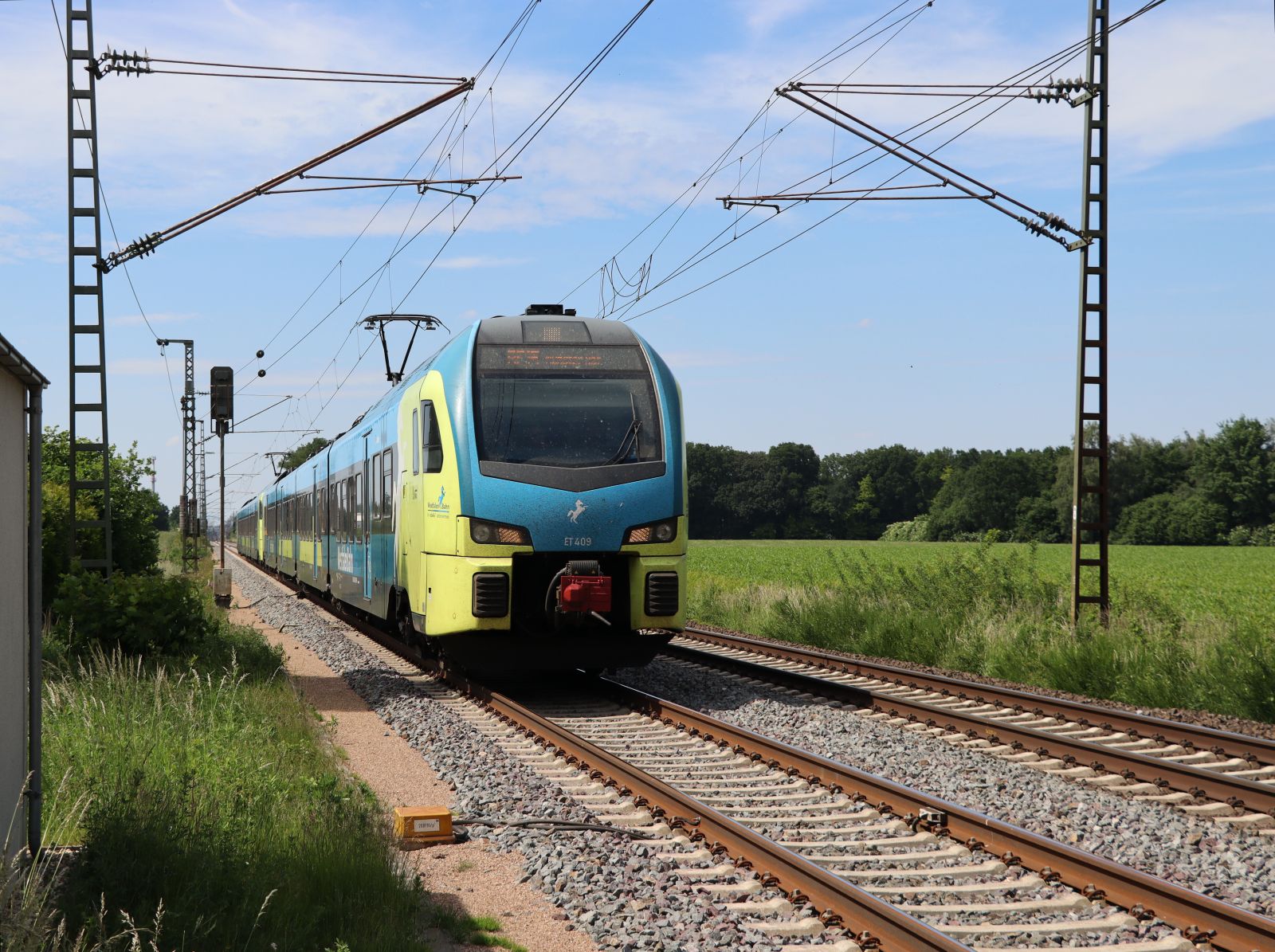 Abellio Westfalenbahn Triebzug ET 409 und ET 407 Devesstra�e, Salzbergen 03-06-2022.


Abellio Westfalenbahn treinstel ET 409 en ET 407 Devesstra�e, Salzbergen 03-06-2022.