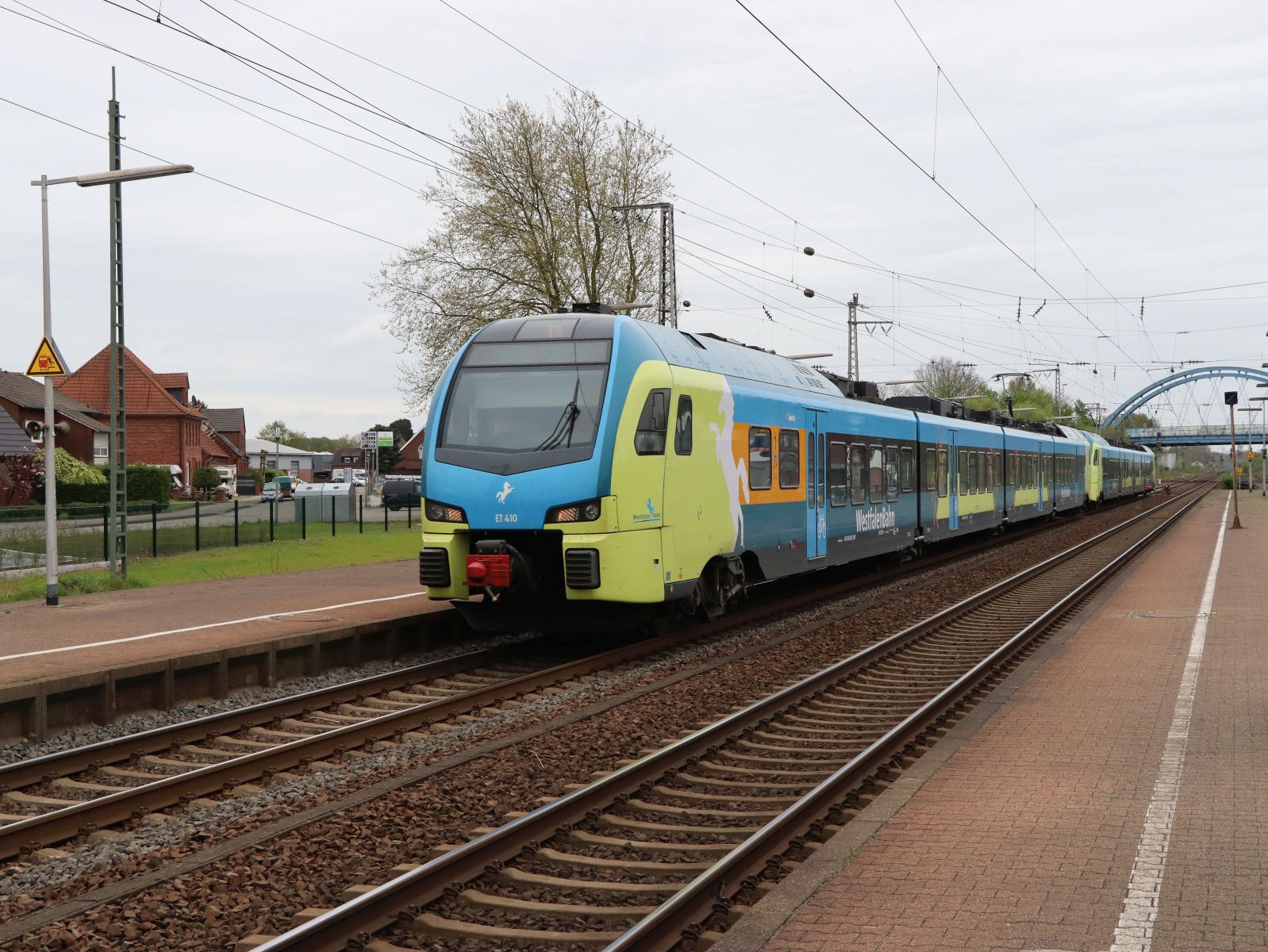 Abellio Westfalenbahn Triebzug ET 410 en ET 411 Gleis 4 Bahnhof Salzbergen 17-04-2025.

Abellio Westfalenbahn treinstel ET 410 en ET 411 spoor 4 station Salzbergen 17-04-2025.
