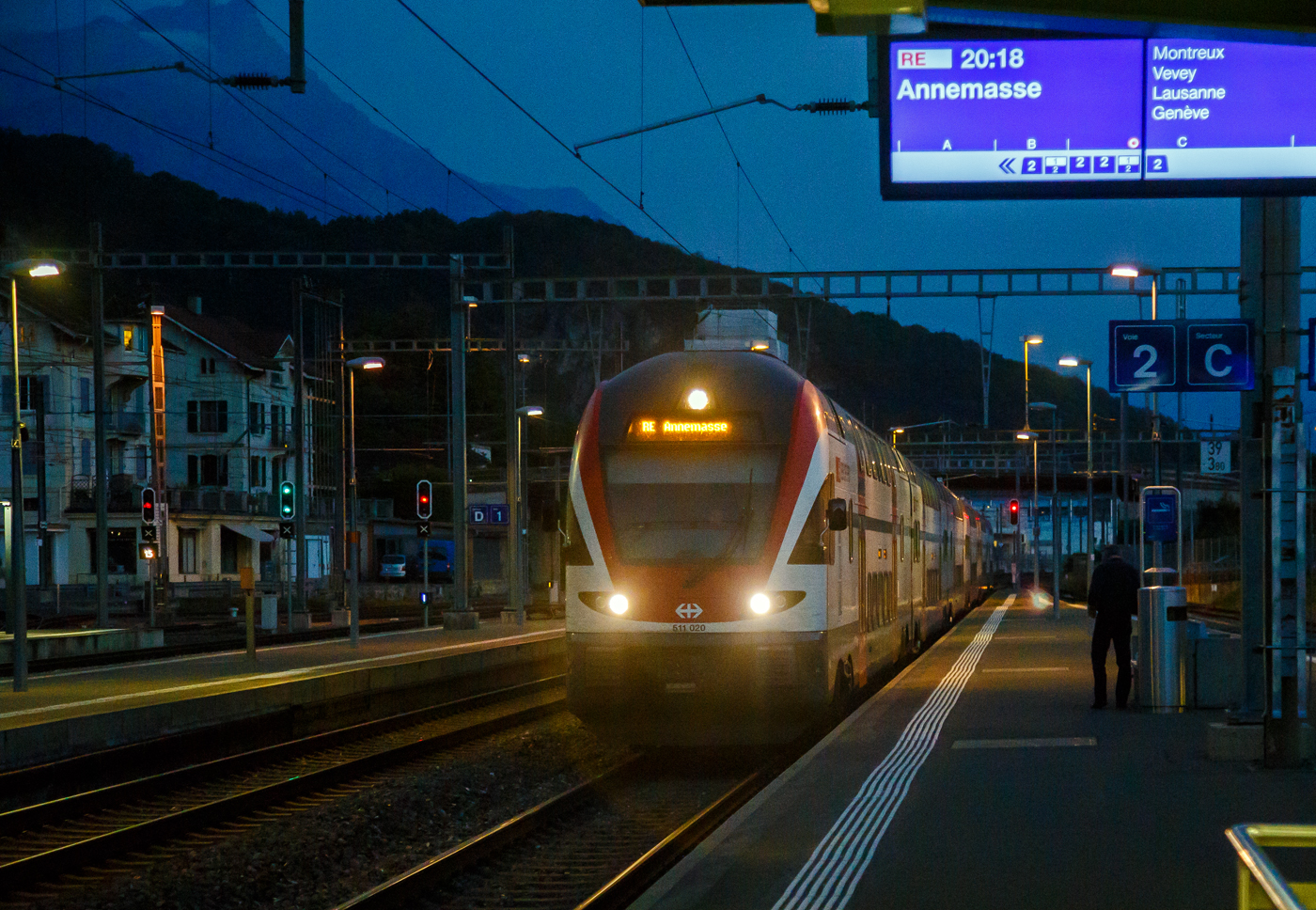 Abendstimmung beim Bahnhof Aigle am 08 September 2023
Der sechsteilige SBB Dosto RABe 511 020, erreicht als RE von St-Maurice nach Annemasse pünktlich den Bahnhof.
