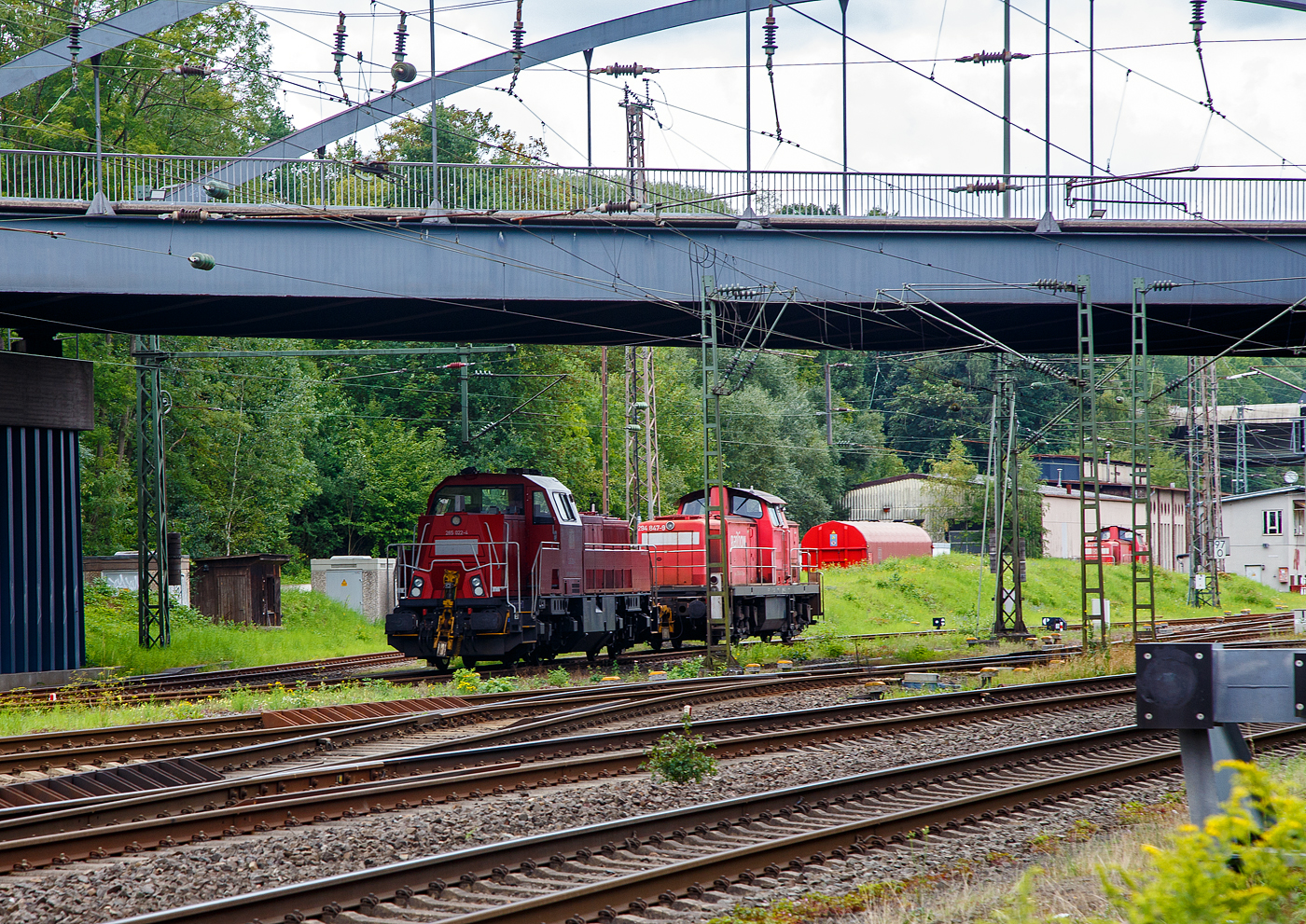 Abgestellt zur Wochenendruhe in Kreuztal am 13.08.2023: Die 265 022-4 (92 80 1265 022-4 D-DB) eine Voith Gravita 15L BB und dahinter die 294 847-9 (98 80 3294 847-9 D-DB), eine V90 remotorisiert, ex DB 290 347-4, beide gehören zur DB Cargo AG.