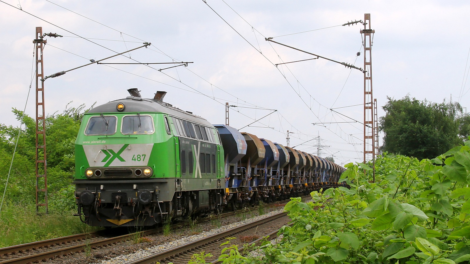 AIXRail 218 487-7 mit RailPro Schüttgutwagen bei der Kokerei Prosper in Bottrop, 05.06.2024