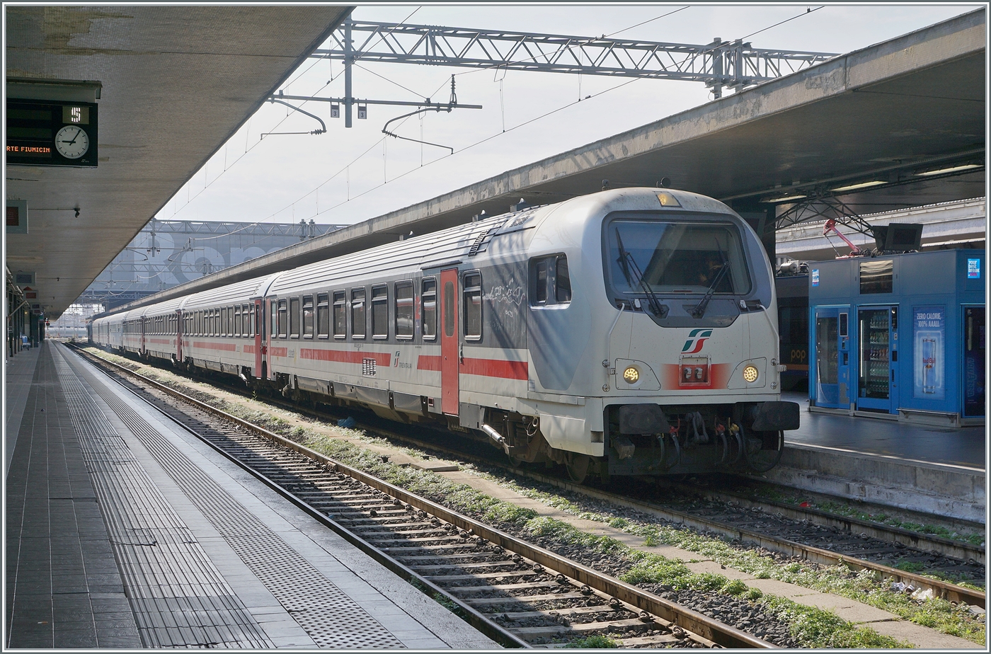 Als  Entschädigung  des Schatten E 401 Bilder zeit sich der Steuerwagen des bereit gestellten iC recht gut im Licht. Bei Schreiben dieser Zeilen fällt mir auf, dass ich mich gar nicht darum gekümmert habe, wo den dieser iC hin fahren wird...

23. März 2026