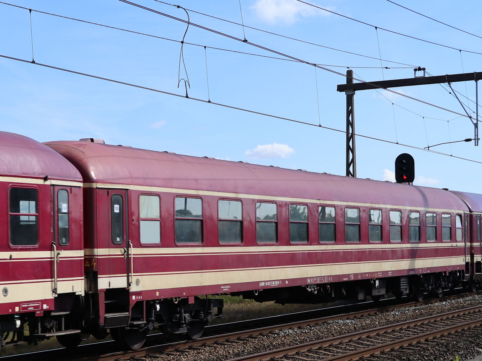 Am 036 Sitzwagen Euro-Express mit Nummer 56 80 11-80 018-8 D-EURO (ex-USTC United States Transport Corps) in Leerzug Sziget Express Holten, Niederlande 08-08-2022.

Am 036 zitrijtuig nummer 56 80 11-80 018-8 D-EURO van Euro-Express (ex-USTC United States Transport Corps) leegmaterieeltrein Sziget Express Holten, Nederland 08-08-2022.