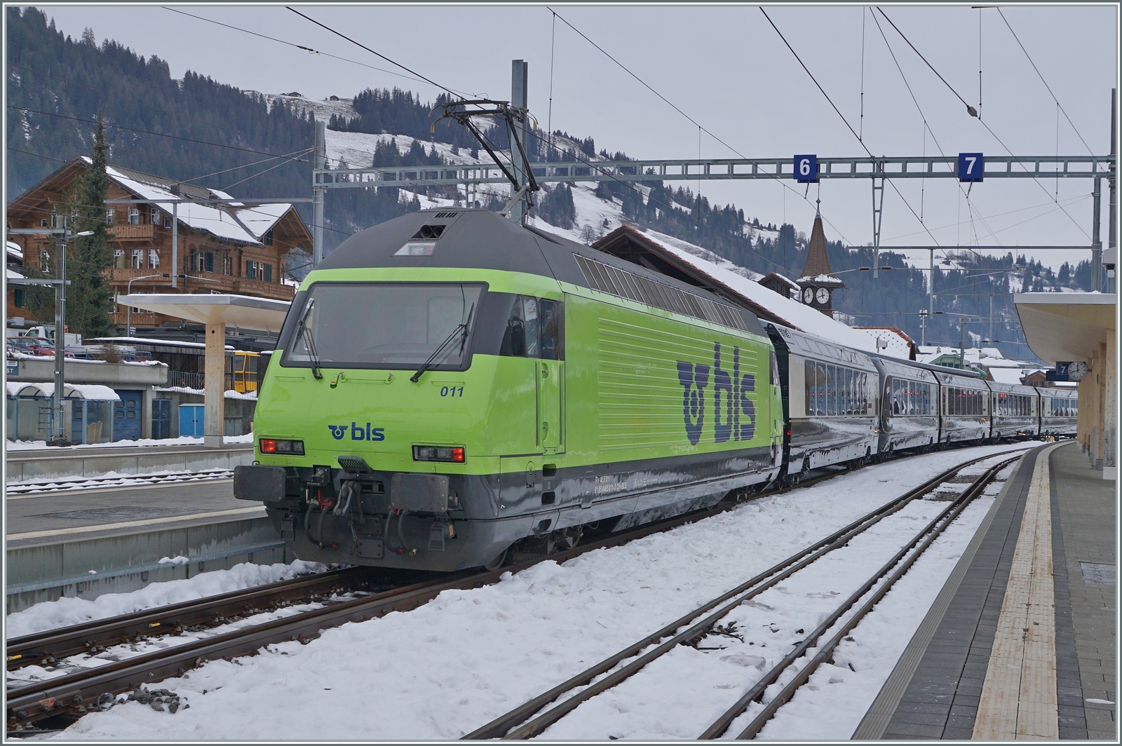 Am anderen Ende des Zugs, nachdem der Strom umgestellt wurde übernimmt die BLS Re 465 mit einem Interface Wagen den Zug. 

15. Dezember 2021