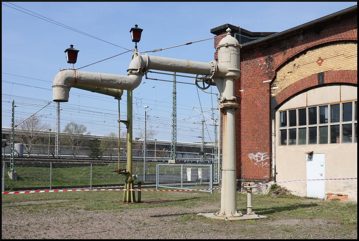 Am Haus 4, Tor 1, der IG Bw Dresden-Altstadt e.V. stehen diese zwei Wasserkräne. Ob sie tatsächlich einst für die Wasserversorgung deer dort stationierten Dampfloks dienten oder erst später als Dekoration aufgebaut wurden ist nicht klar. Der vordere der beiden wurde von der Firma Eisenwerk Hetstadt gebaut. Bei dem Besuch am 12.04.2025 während des 17. Dresdner Dampfloktreffen wurden die Wasserkräne fotografiert.