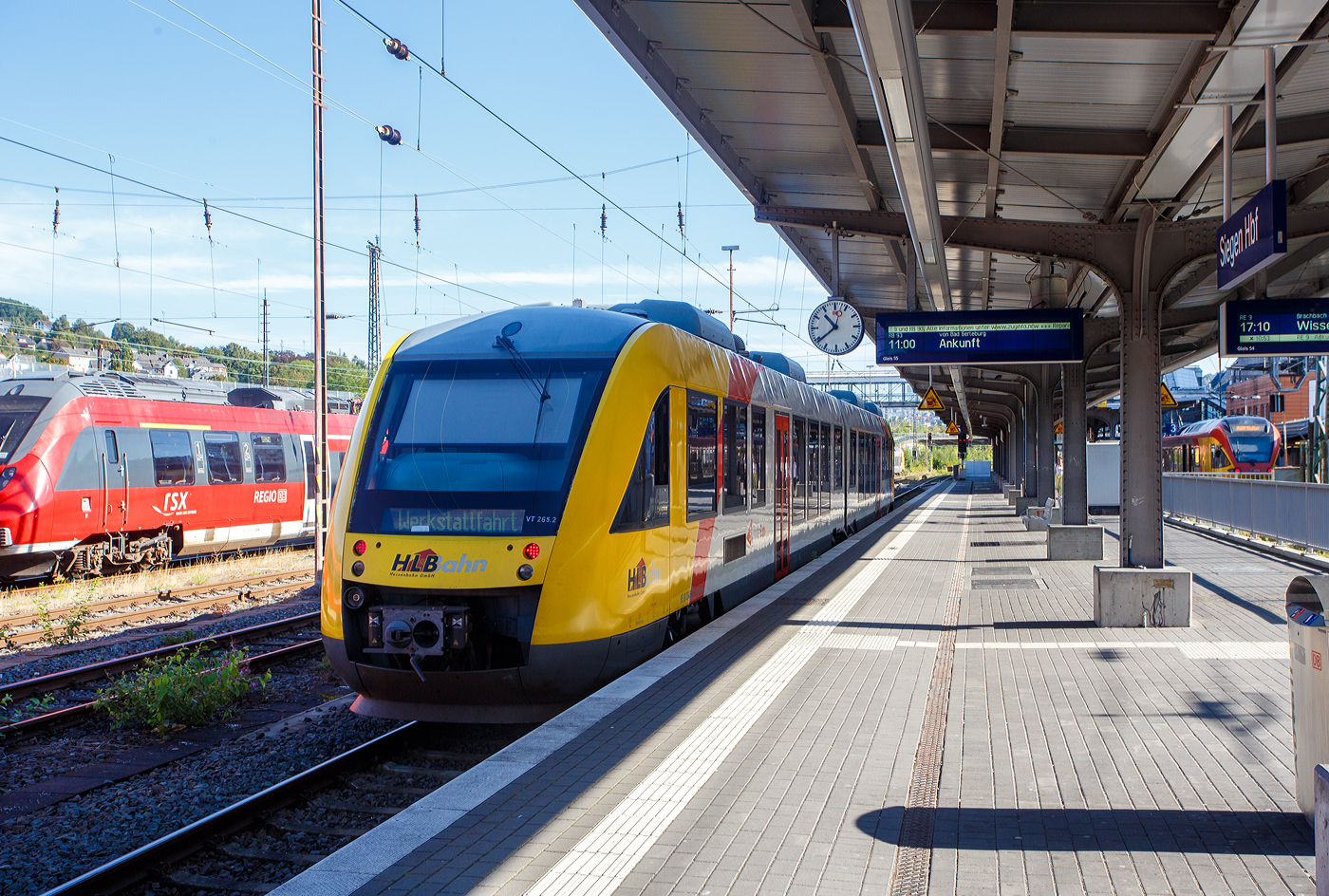 An diesem Wochenende war bundesweit an vielen Orten im Rahmen der  Europäische Mobilitätswoche  der „Tag der Schiene 2023“ so auch in Siegen beim KSW Bahnhof Siegen-Eintracht war am 17.09.2023 Tag der offenen Tür. Für die Anfahrt gab es kostenlose Pendelfahrten zwischen den Veranstaltungsorten Siegen Hbf und Siegen Eintracht. So hat hier der VT 265 (95 80 0648 165-8 D-HEB /95 80 0648 665-7 D-HEB), ein Alstom Coradia LINT 41 der HLB (Hessische Landesbahn GmbH), auf Werkstattfahrt den Hbf Siegen erreicht. Der uns gleichdrauf zum Bahnhof Siegen-Eintracht bringt, wo sich u.a. auch die Werkstätten für die HLN befinden (daher zugzielanzeige „Werkstattfahrt“).