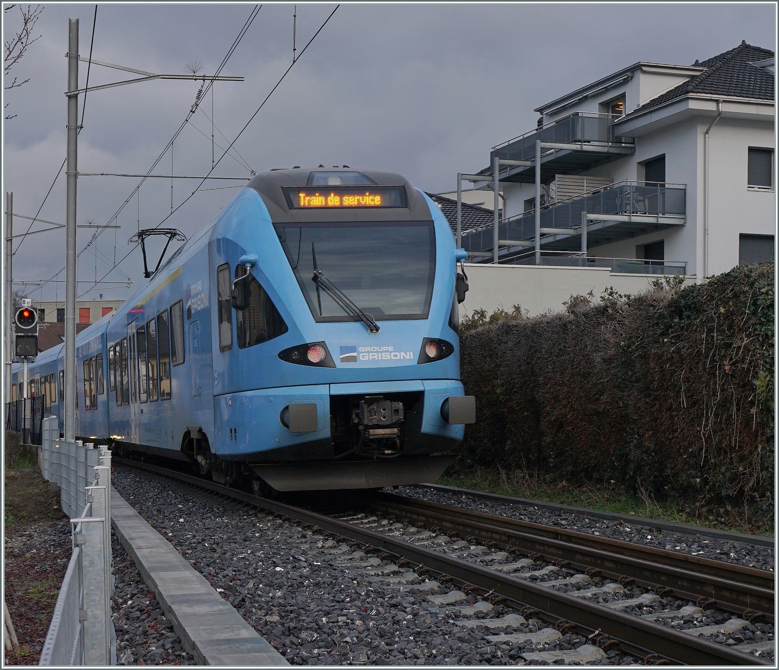 An der gleichen Stelle der TPF RABe 527 198  Groupe Grisoni  und der nicht zu sehende RABe 527 192 als RER von Broc Village nach Bulle. 

22. Dezember 2022