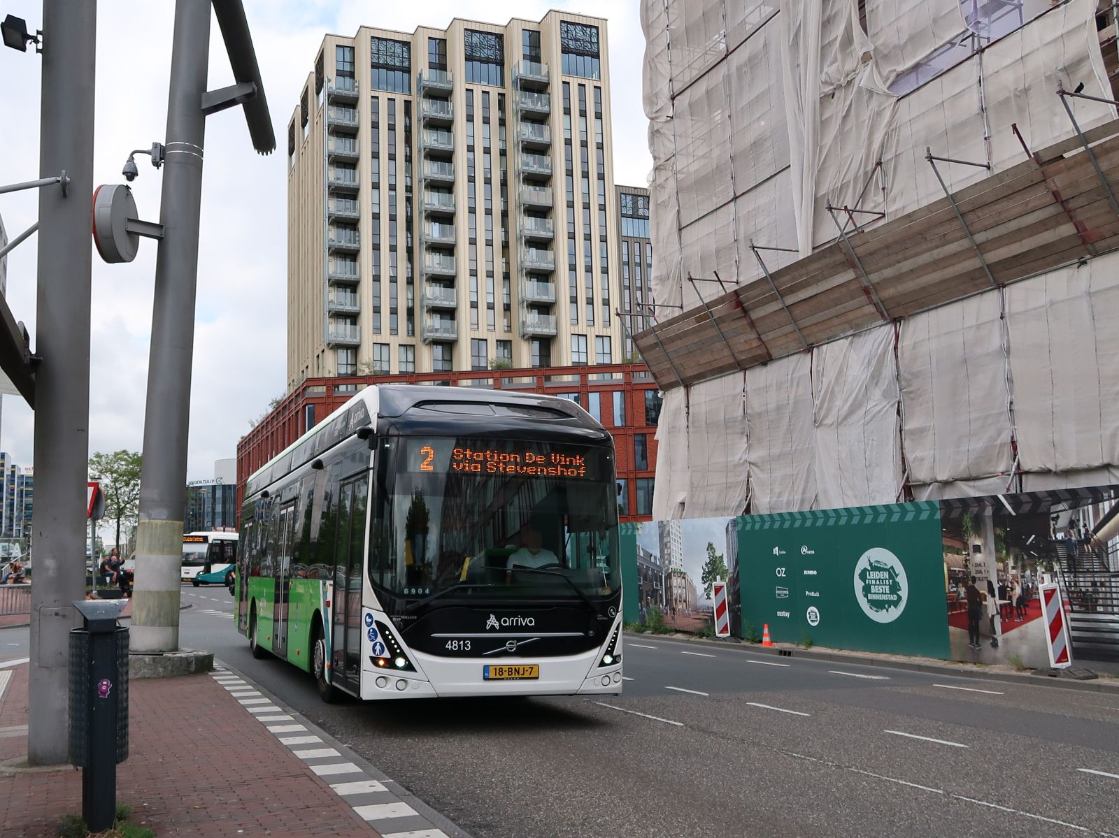 Arriva Bus 4813 Volvo 7900E Elektrobus (vollelektrisch) Baujahr 2019. Stationsplein Leiden 24-07-2023.

Arriva elektrische bus 4813 Volvo 7900E bouwjaar 2019. Stationsplein Leiden 24-07-2023.