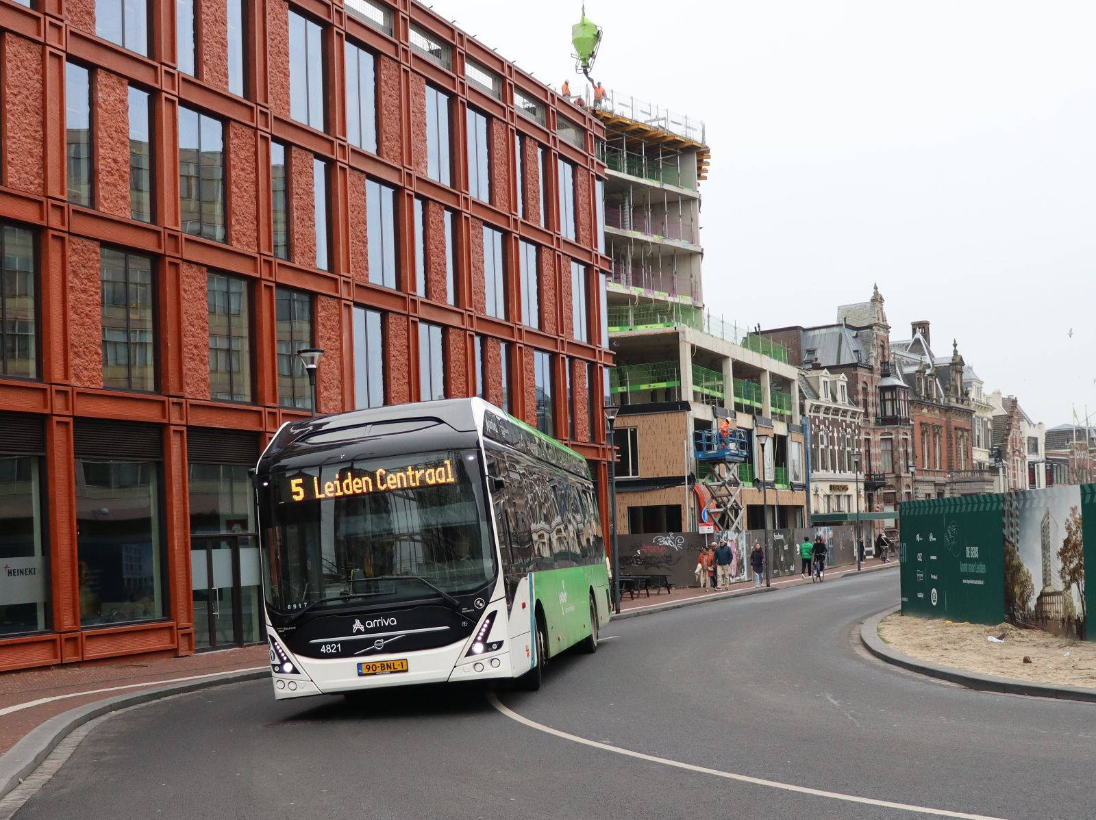 Arriva Bus 4821 Volvo 7900E Elektrobus (vollelektrisch) Baujahr 2019. Stationsweg, Leiden 24-01-2023.

Arriva bus 4821 Volvo 7900E elektrische bus bouwjaar 2019. Stationsweg, Leiden 24-01-2023.